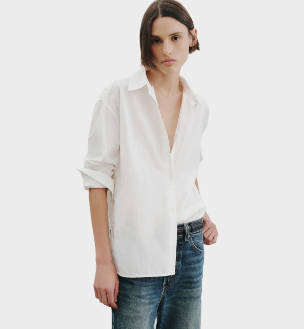 frau mit einer weißen bluse  von nili lotan