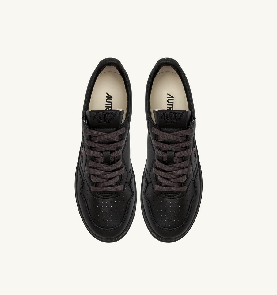 AUTRY ACTION SHOES Medalist Low Sneaker Goat in Black/Black