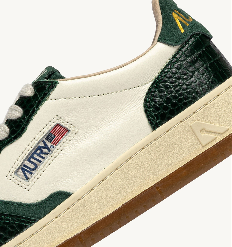 AUTRY ACTION SHOES Medalist Low Sneaker in Creme/Green