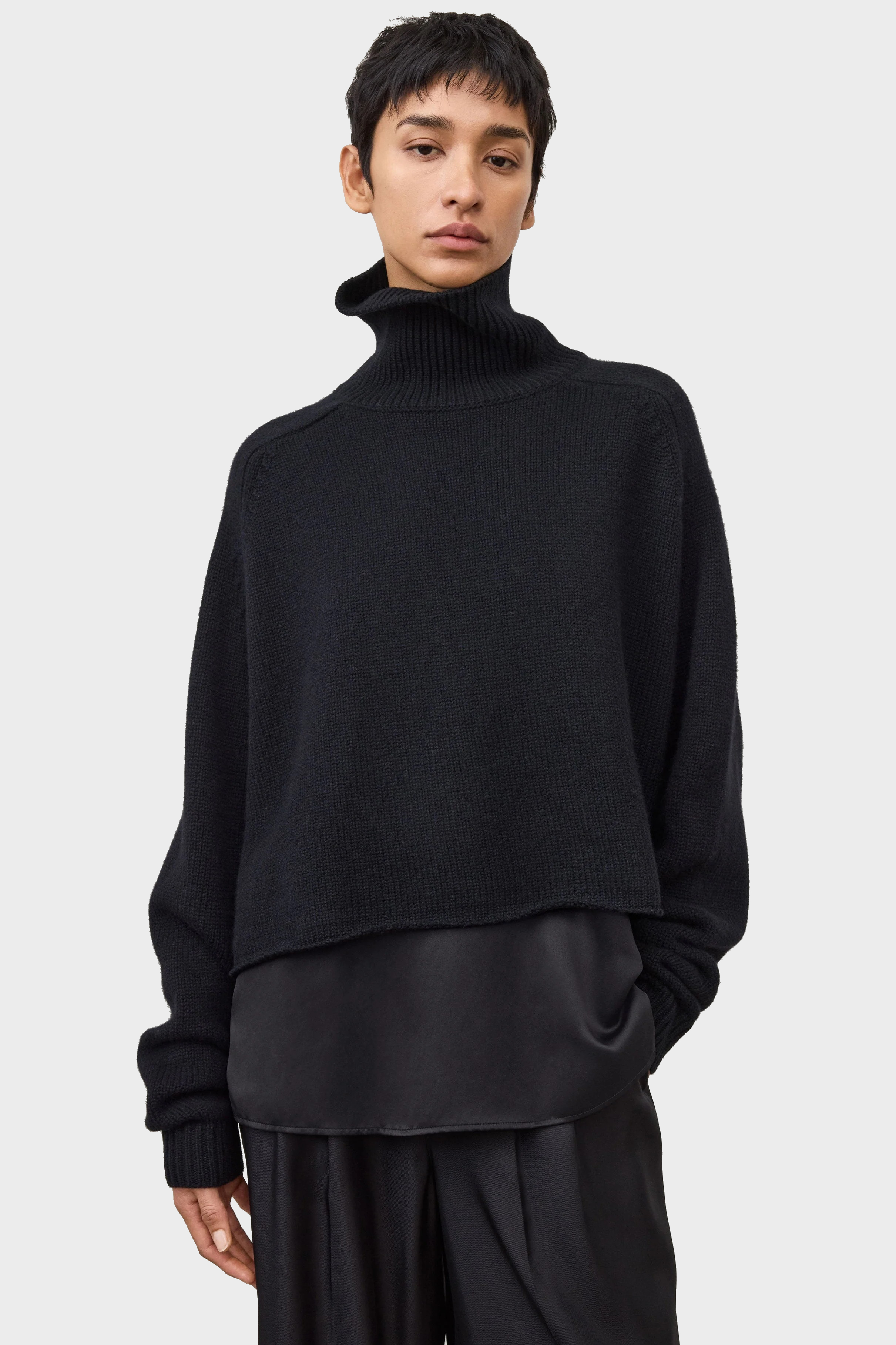LISA YANG Cathie Cashmere Turtleneck in Black