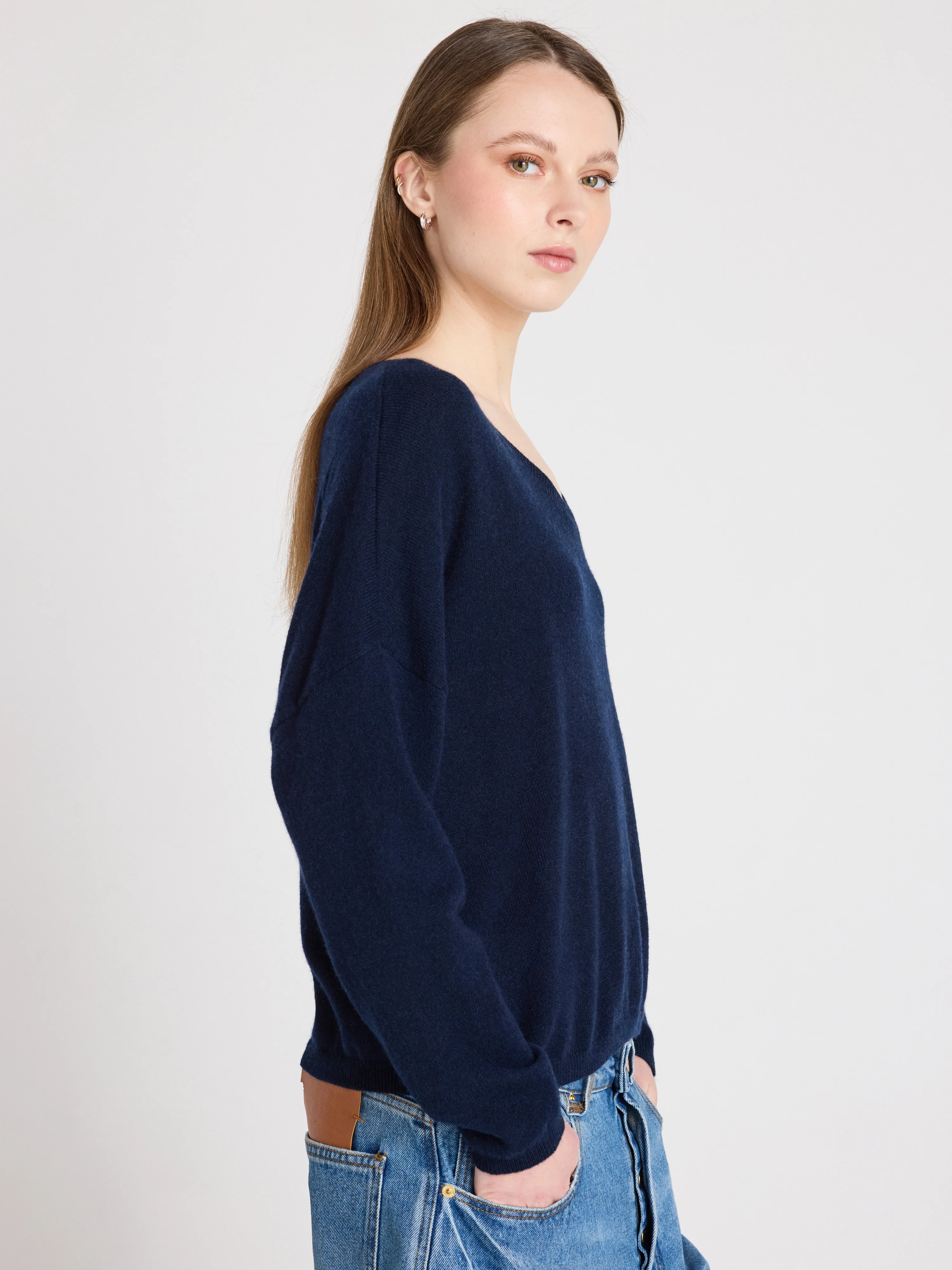 ABSOLUT CASHMERE V-Neck Sweater in Navy