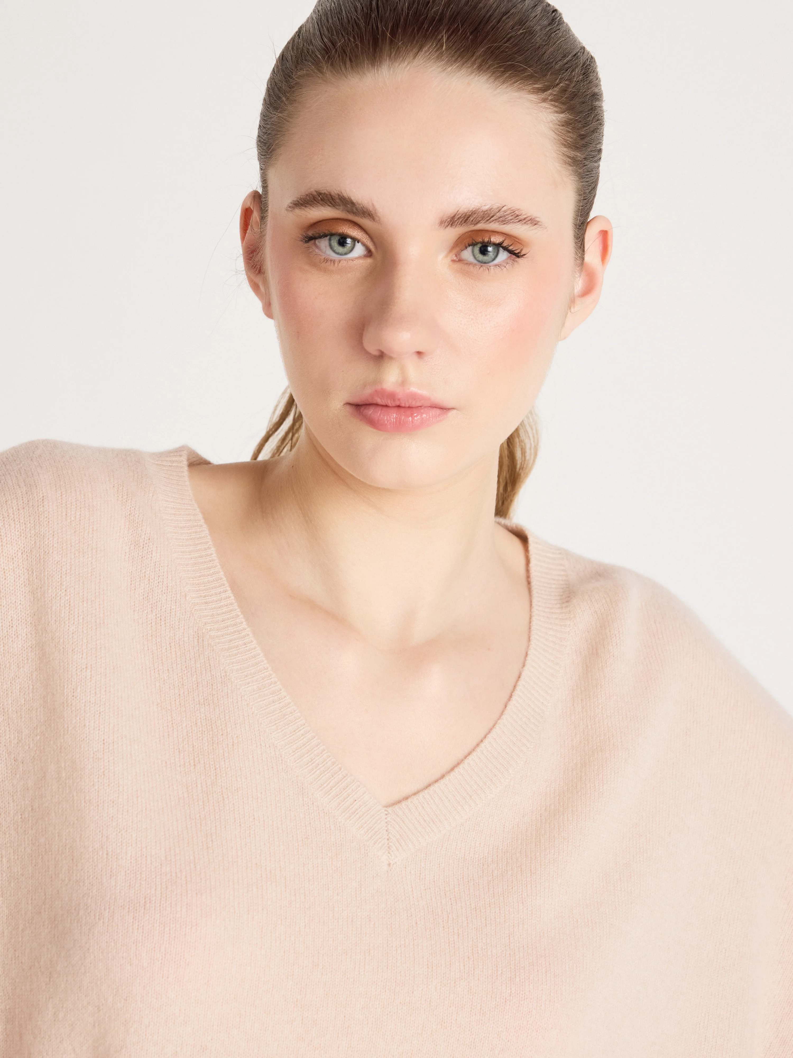 ABSOLUT CASHMERE V-Neck Sweater in Light Beige