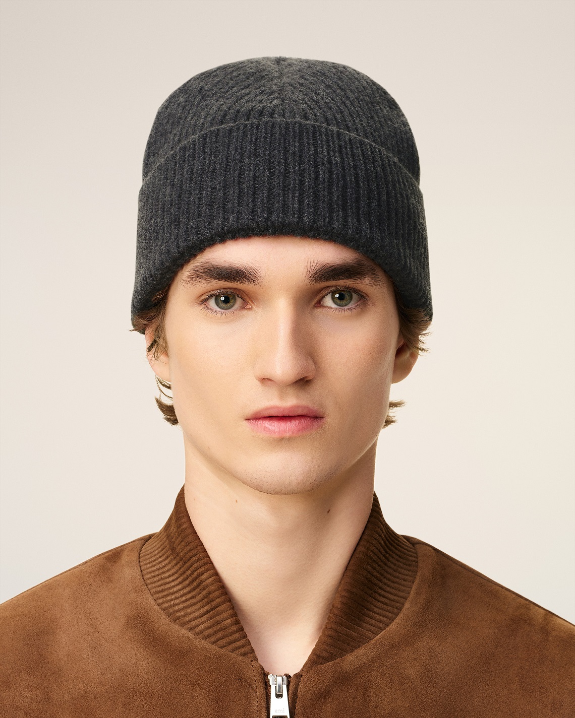 AMI PARIS de Coeur Beanie in Heather Dark Grey/Black