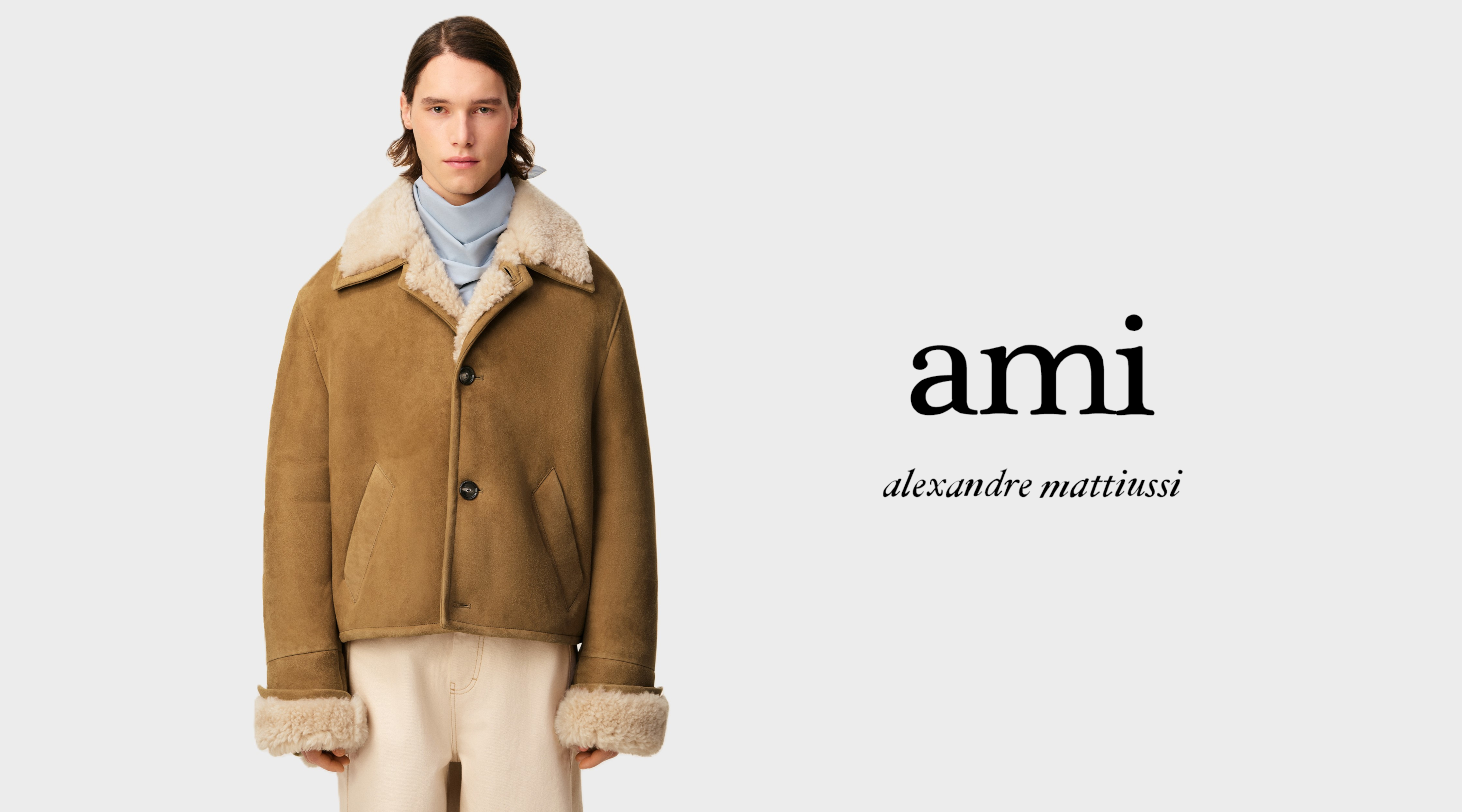 mann mit einer lammfell jacke von ami paris