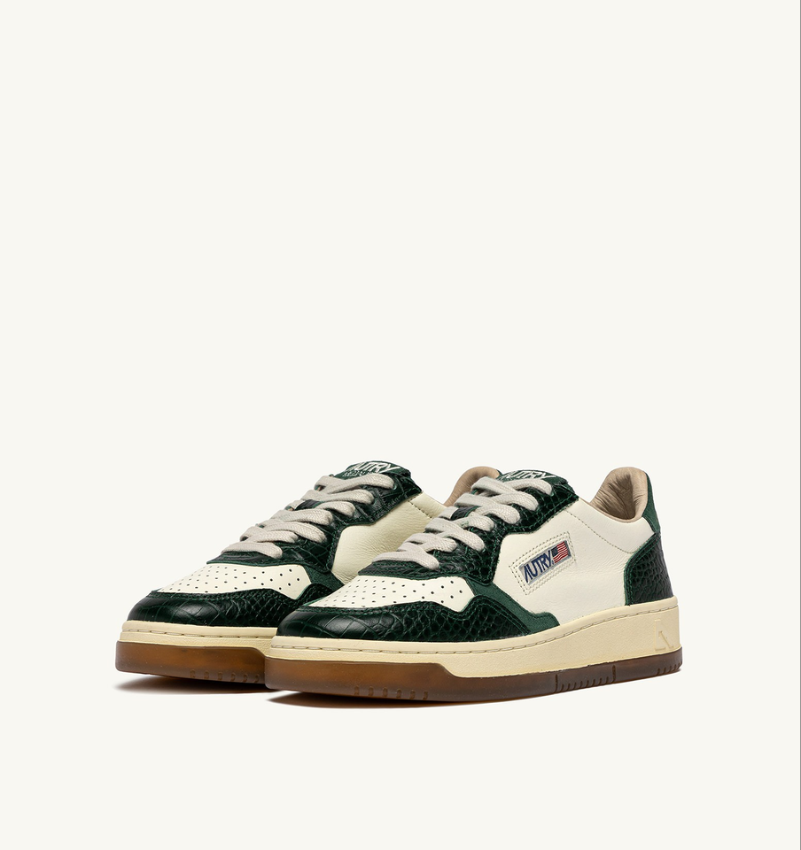 AUTRY ACTION SHOES Medalist Low Sneaker in Creme/Green