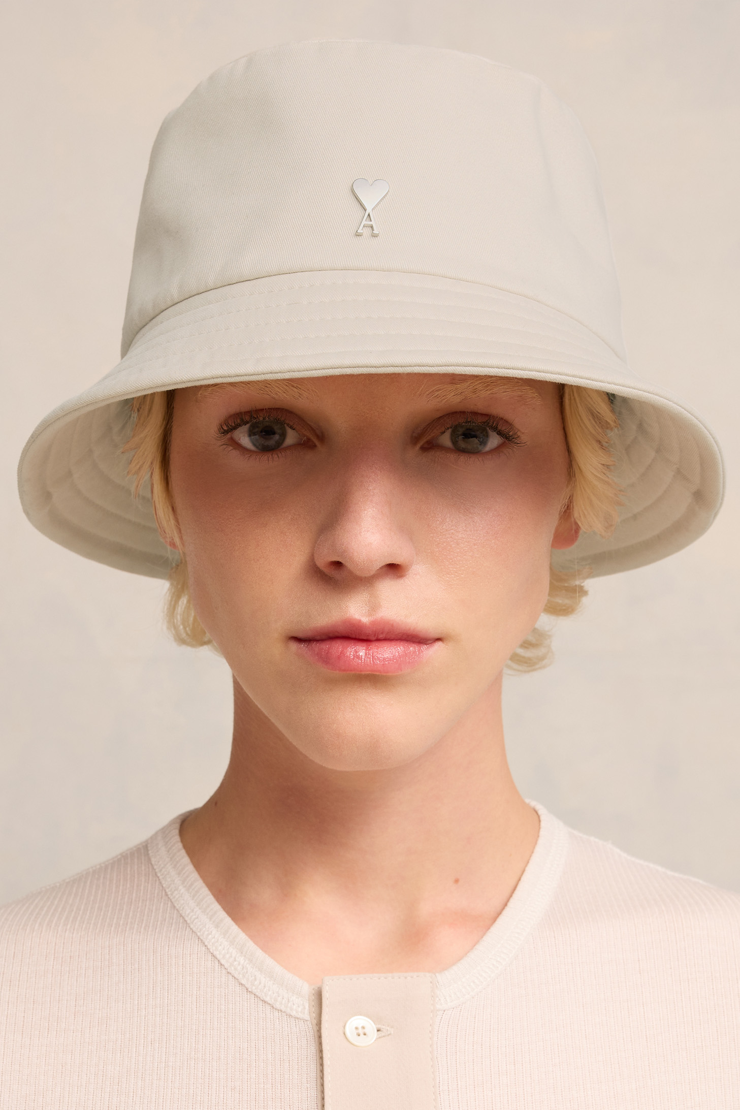 AMI PARIS de Coeur Bucket Hat in Chalk 60