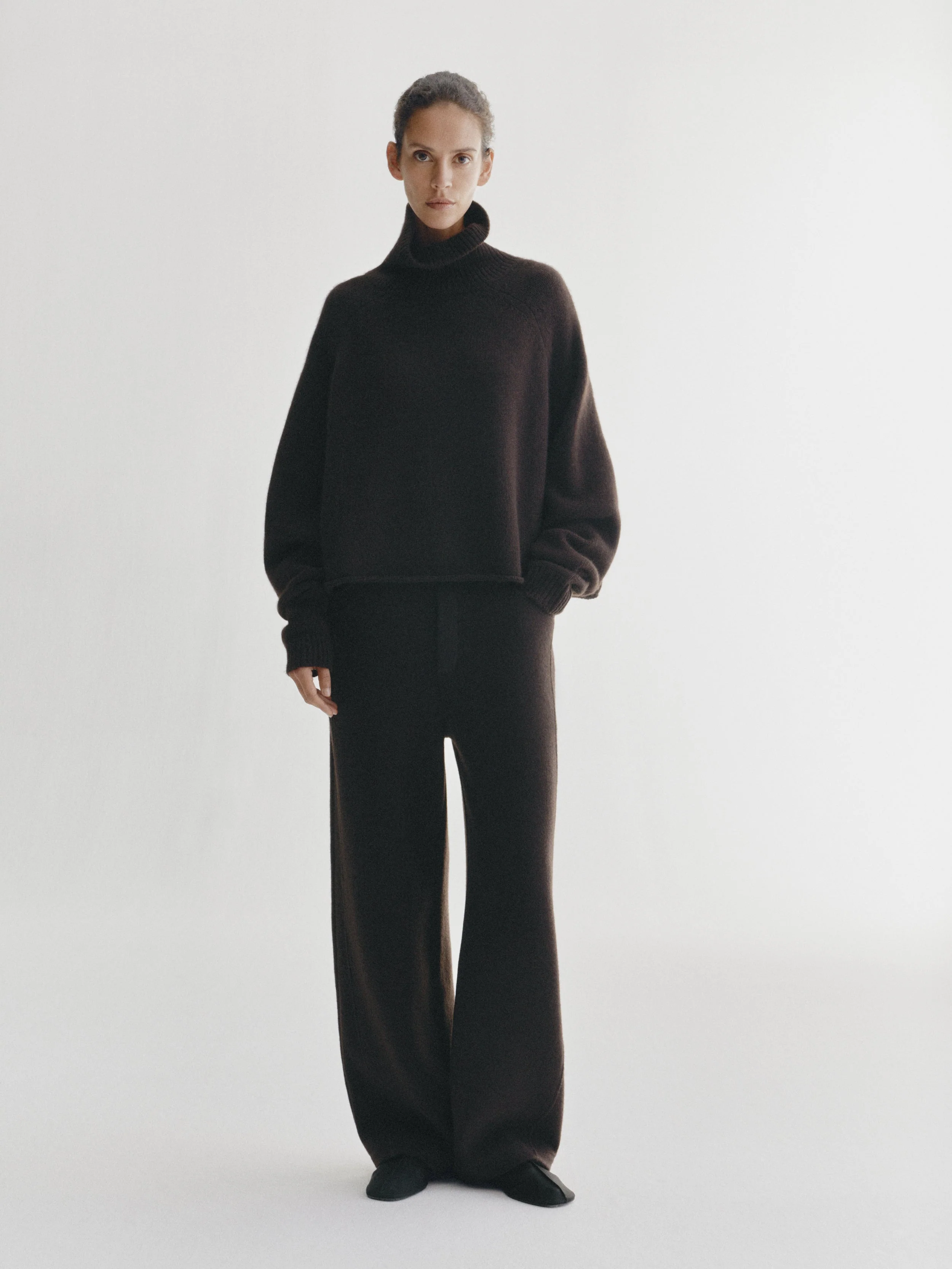 LISA YANG Cathie Cashmere Turtleneck in Dark Oak