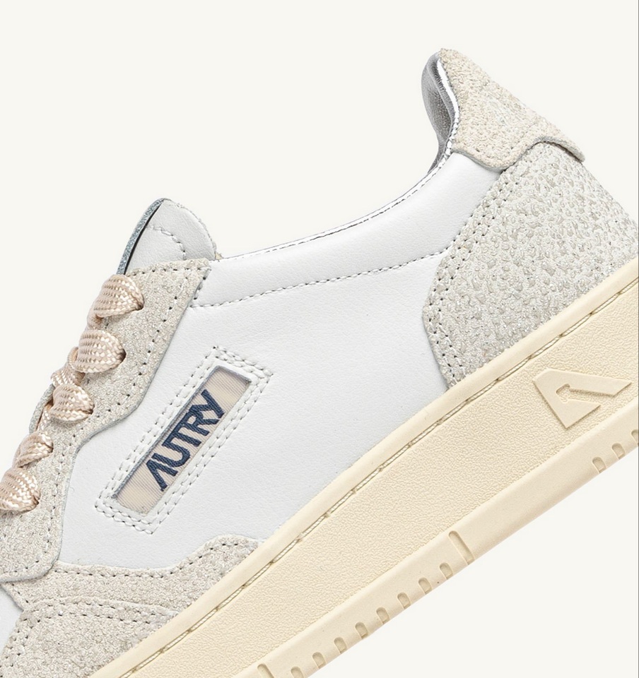 AUTRY ACTION SHOES Medalist Low Sneaker in White/Taupe/Glitter