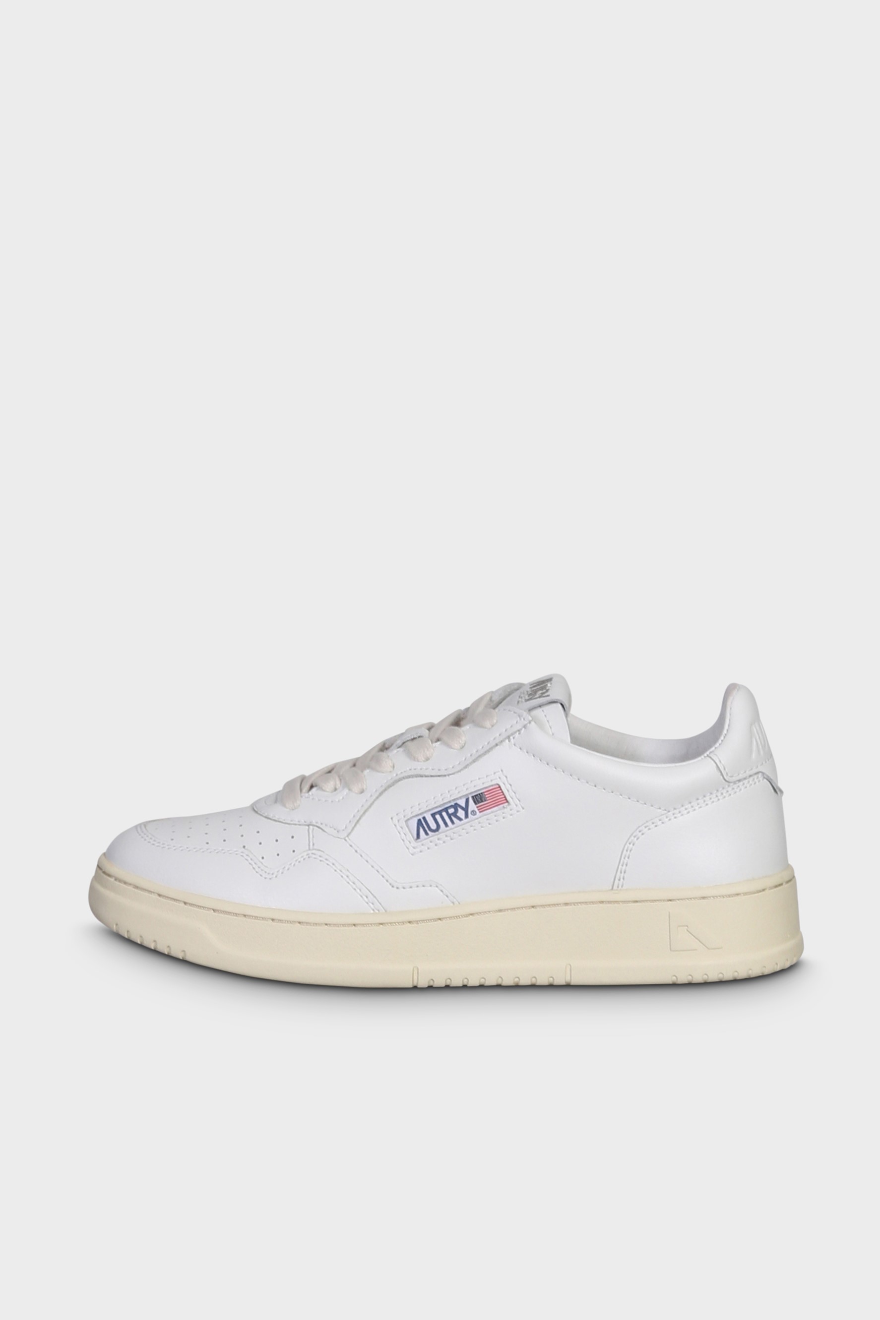 AUTRY ACTION SHOES Medalist Low Sneaker in White/White