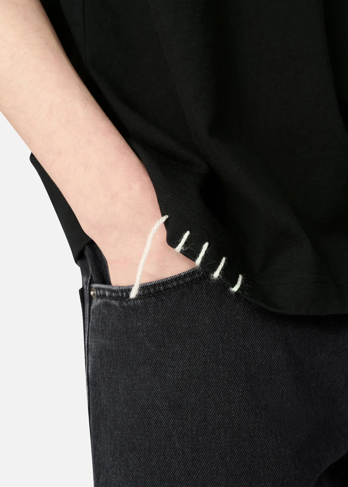 AXEL ARIGATO Threaded T-Shirt in Black