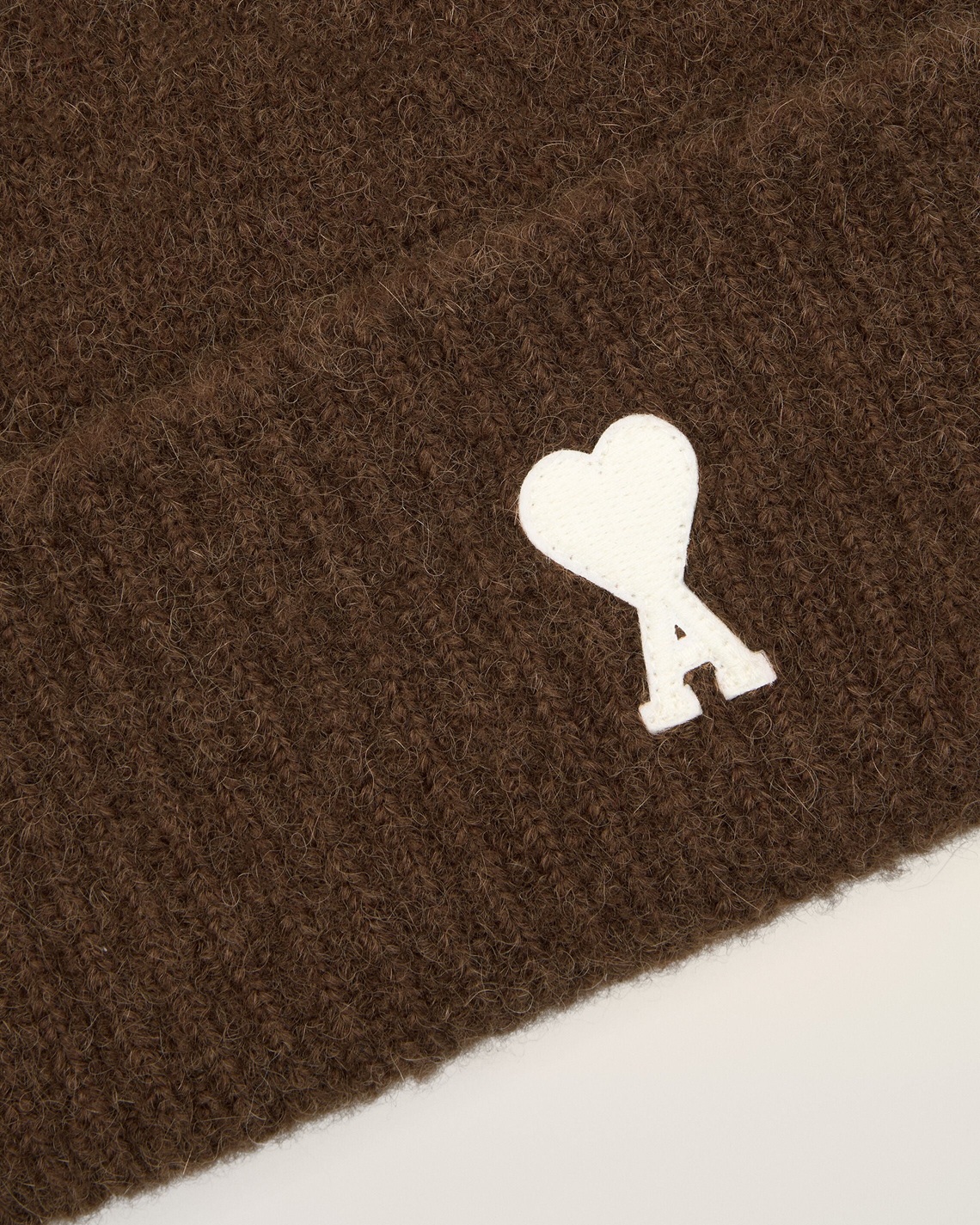 AMI PARIS de Coeur Beanie in Chocolate Brown / Off White