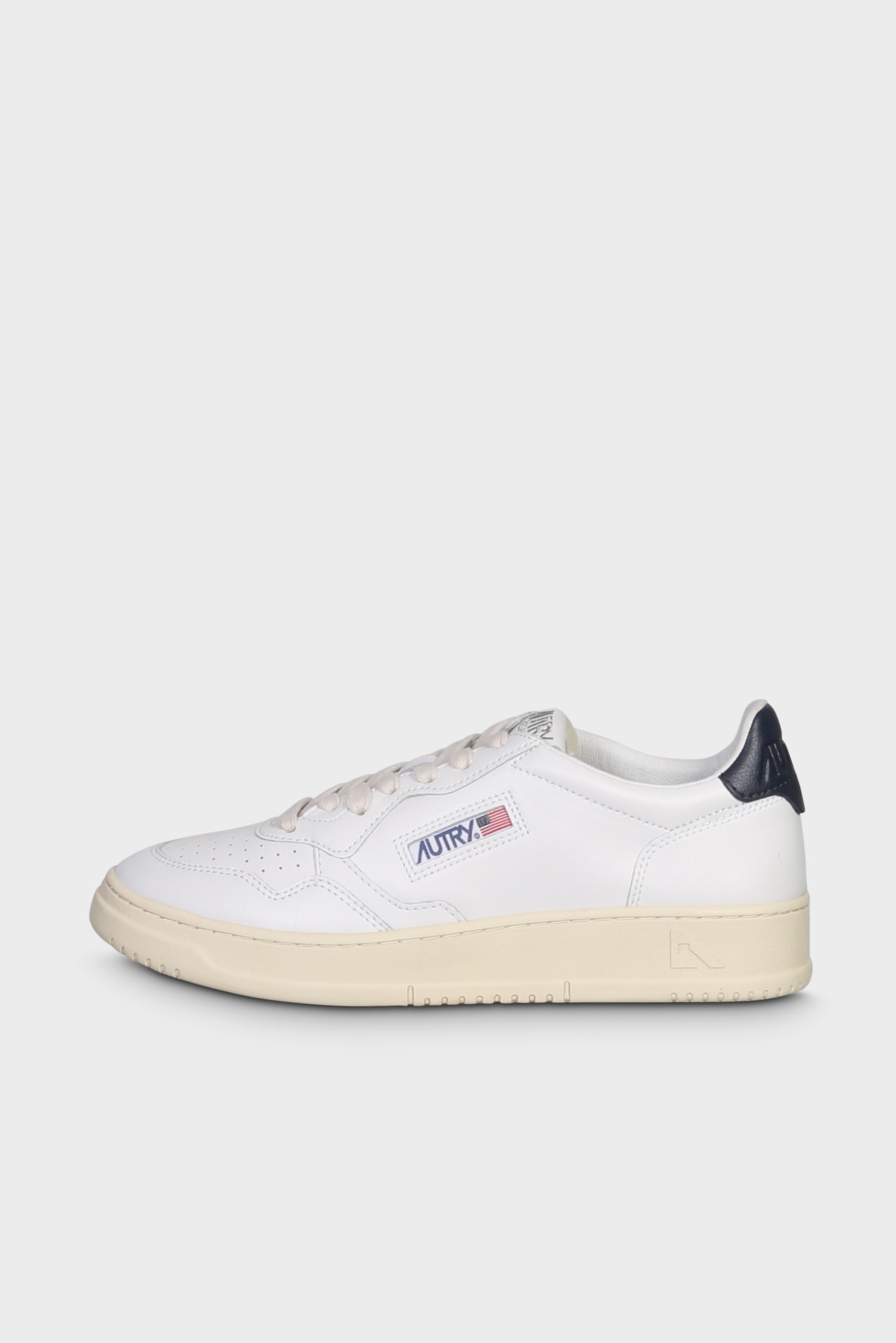 AUTRY ACTION SHOES Medalist Low Sneaker in White/Space