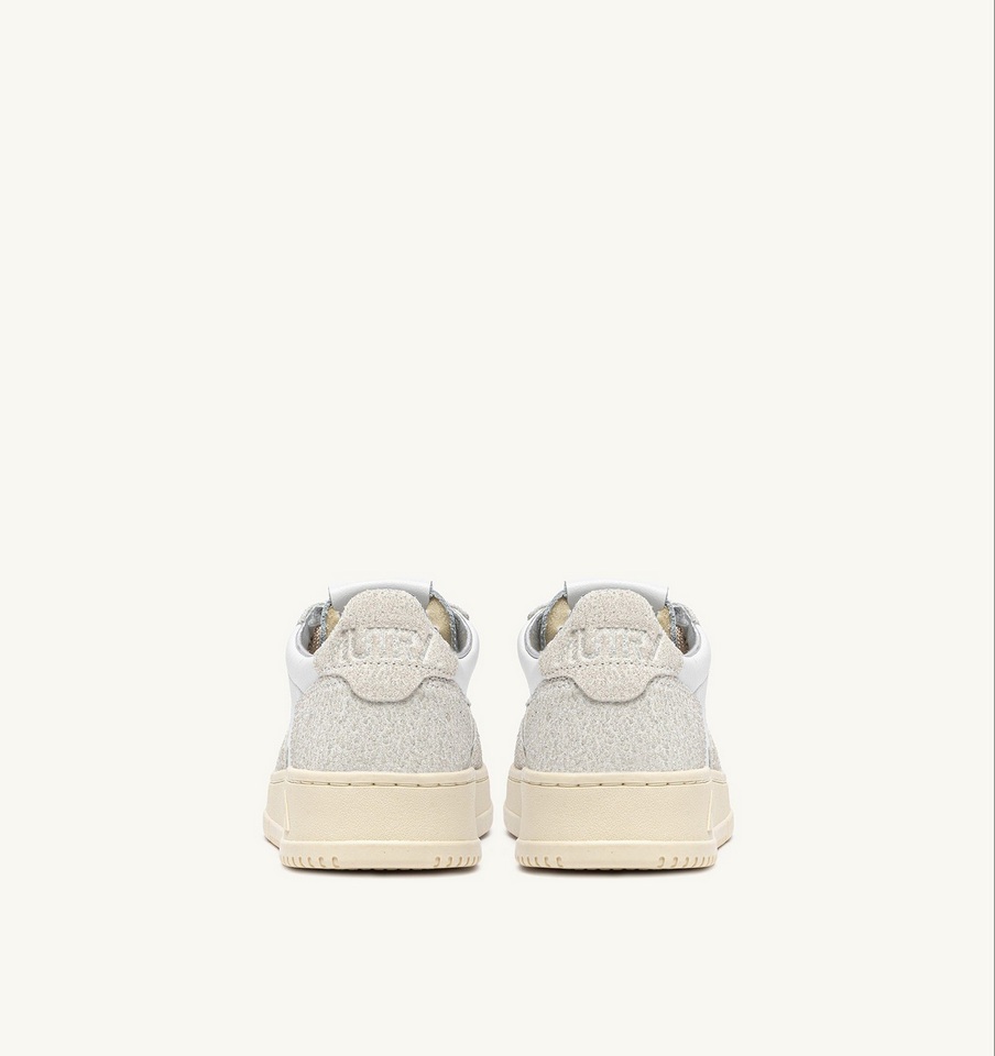 AUTRY ACTION SHOES Medalist Low Sneaker in White/Taupe/Glitter