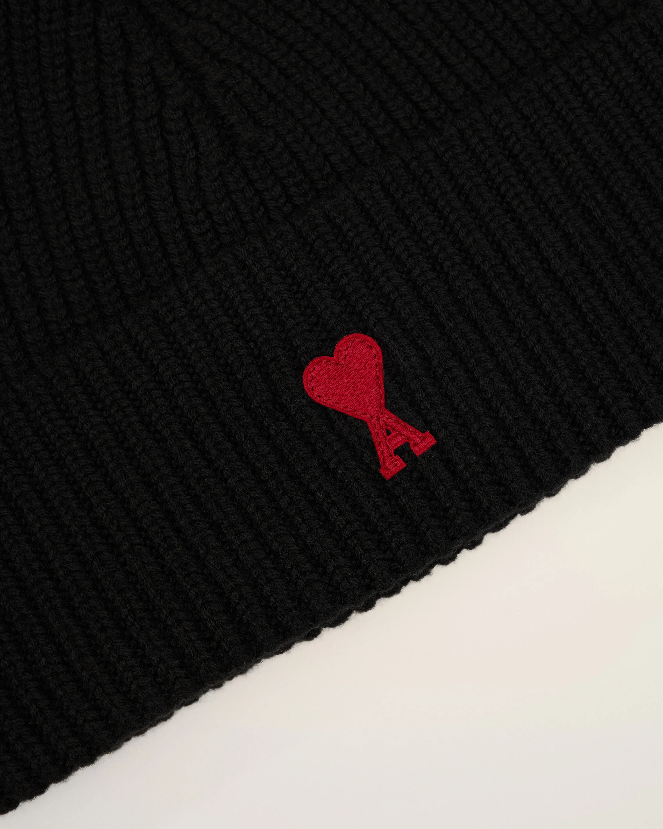 AMI PARIS de Coeur Beanie in Black/Red