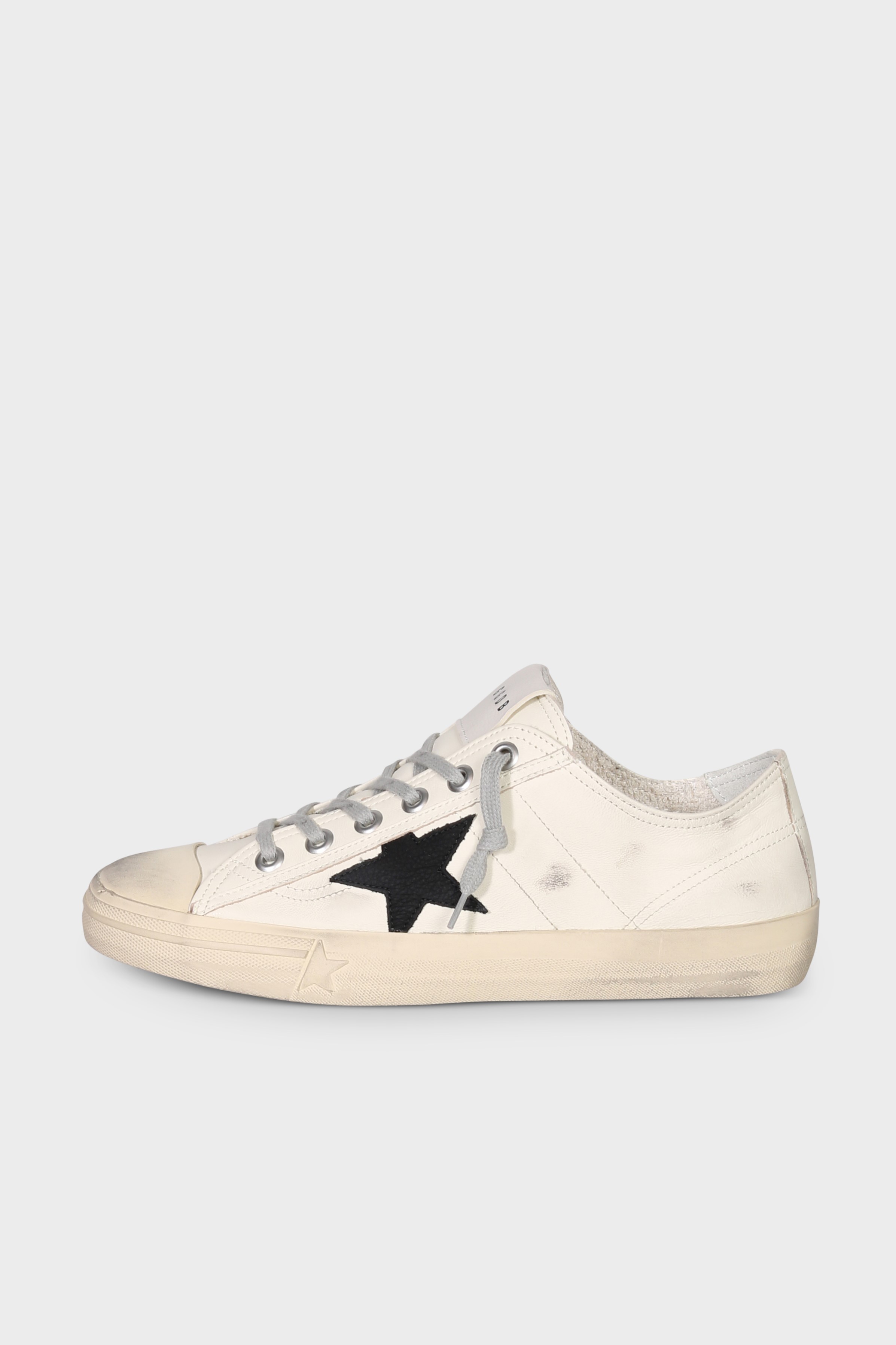 GOLDEN GOOSE V-Star in Dirty White/Black GOLDEN GOOSE V-Star in Dirty White/Black