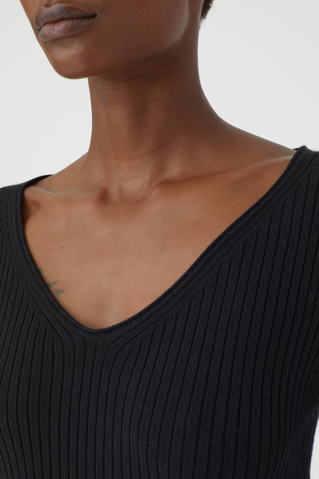 CLOSED Knitted V-Neck Longsleeve in Black