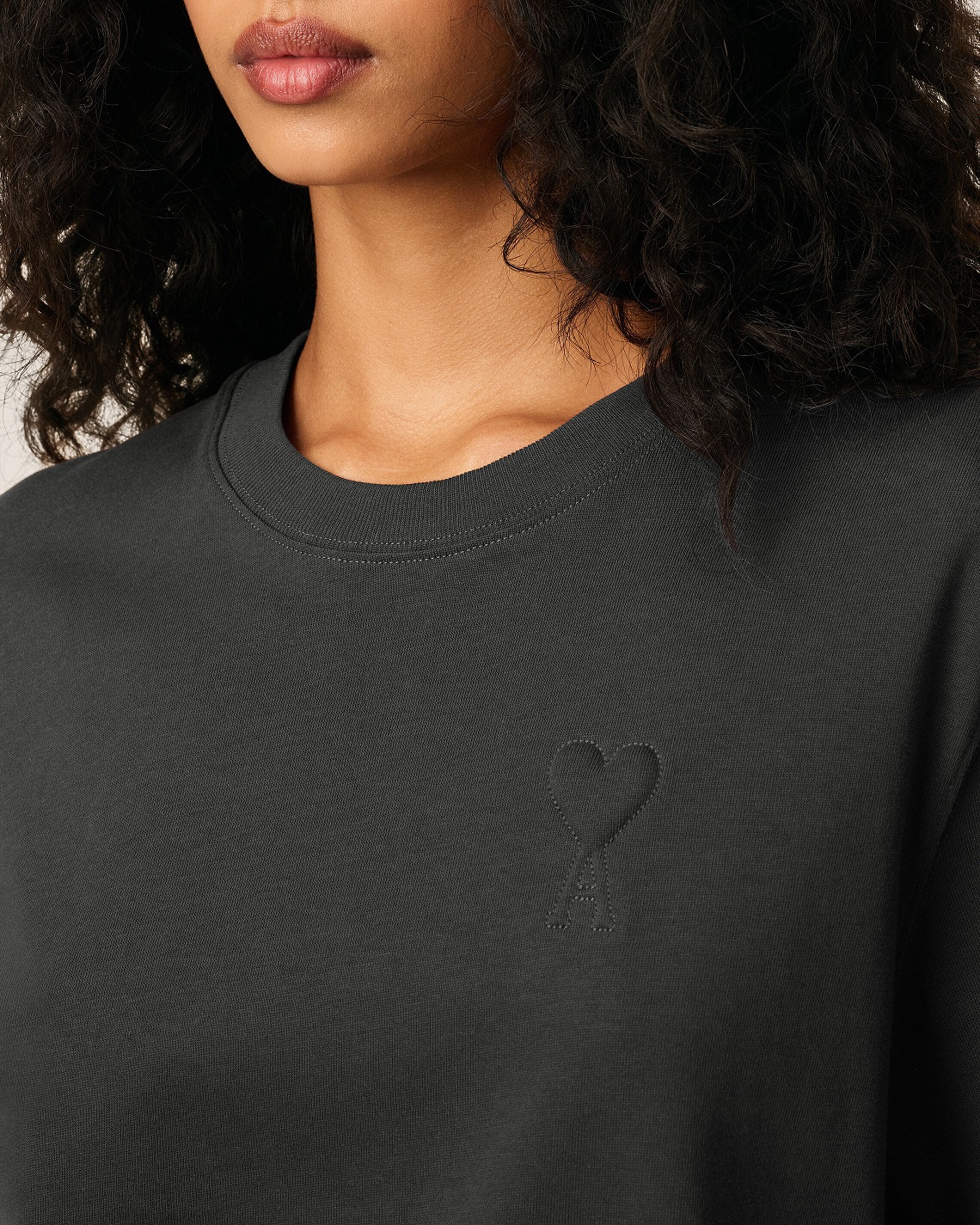 AMI PARIS de Coeur Embossed T-Shirt in Anthracite