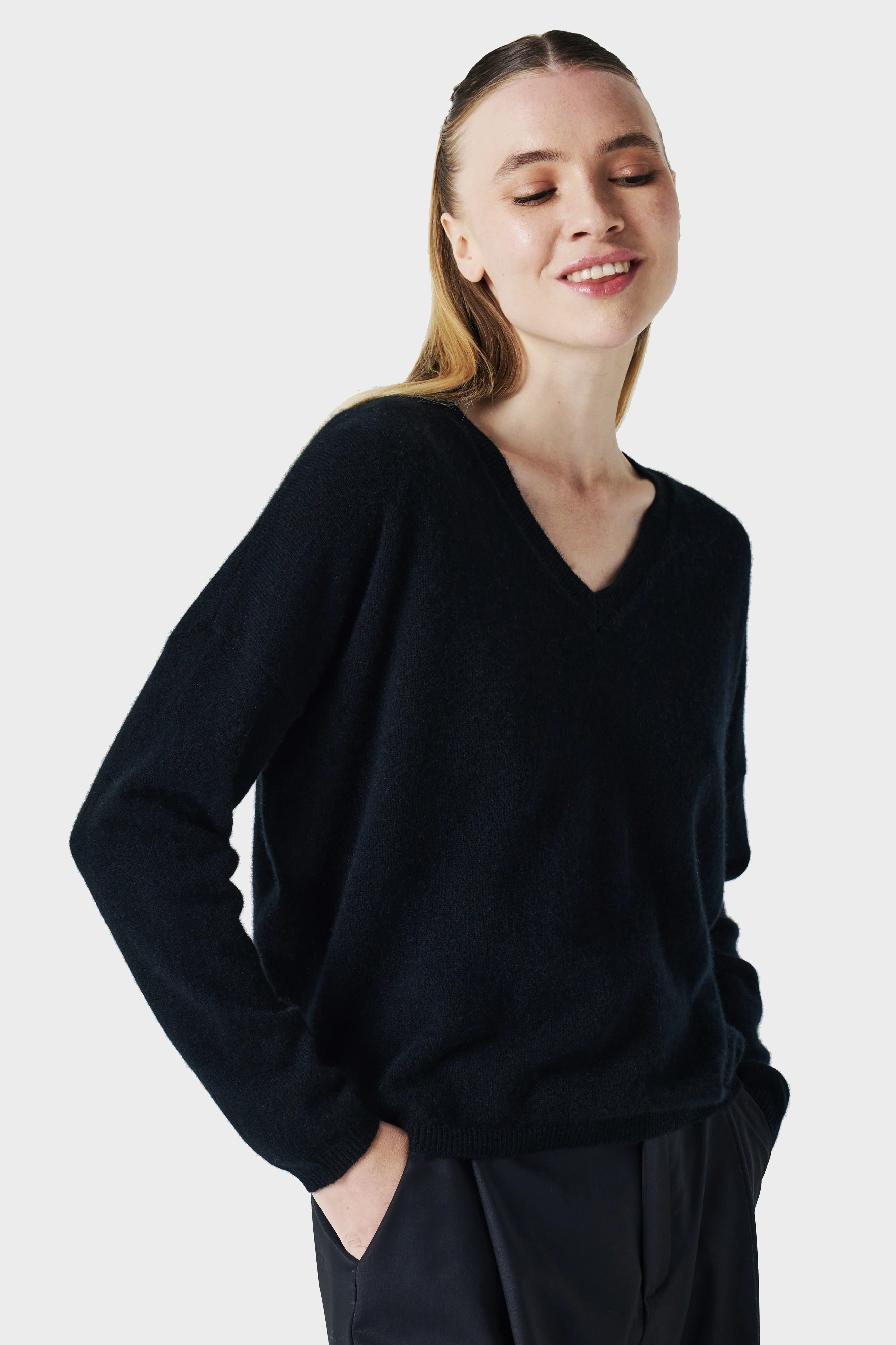 ABSOLUT CASHMERE Alicia Sweater in Black