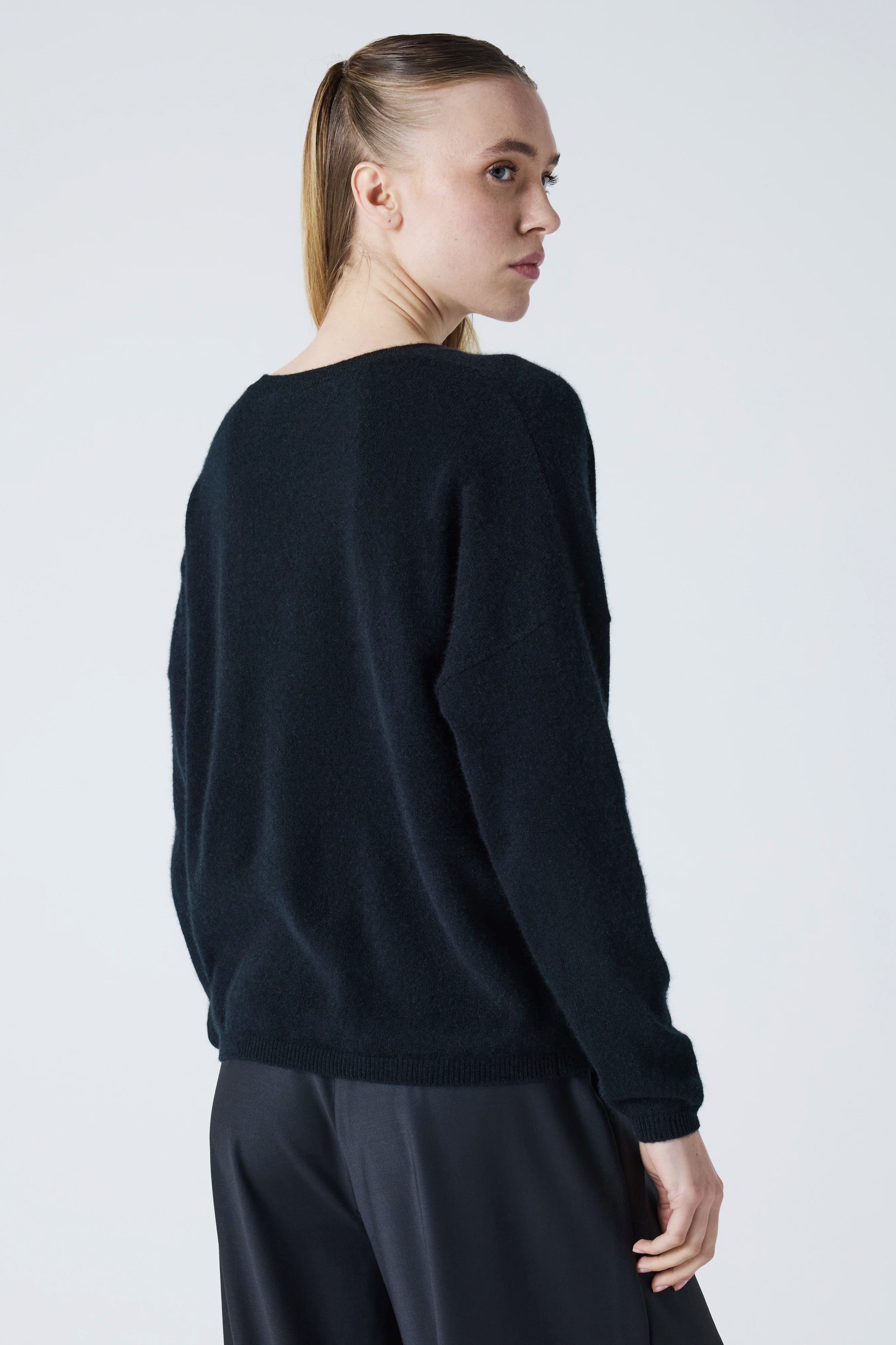 ABSOLUT CASHMERE V-Neck Sweater in Black