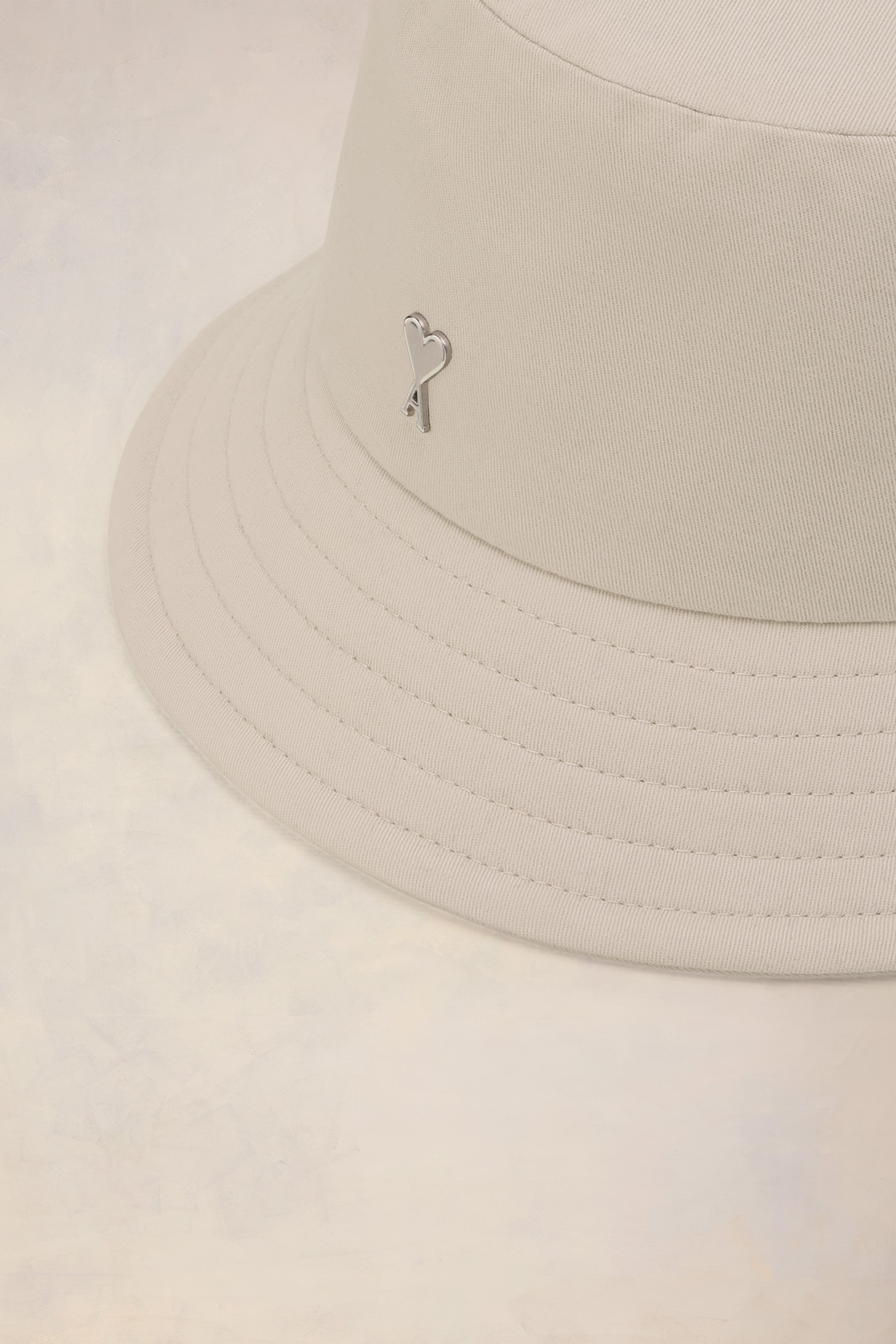AMI PARIS de Coeur Bucket Hat in Chalk 60
