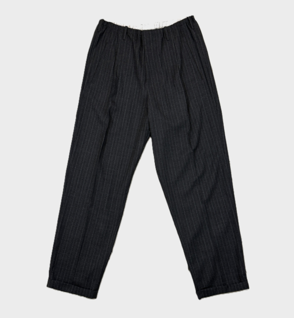 graue hose mit nadelstreifen