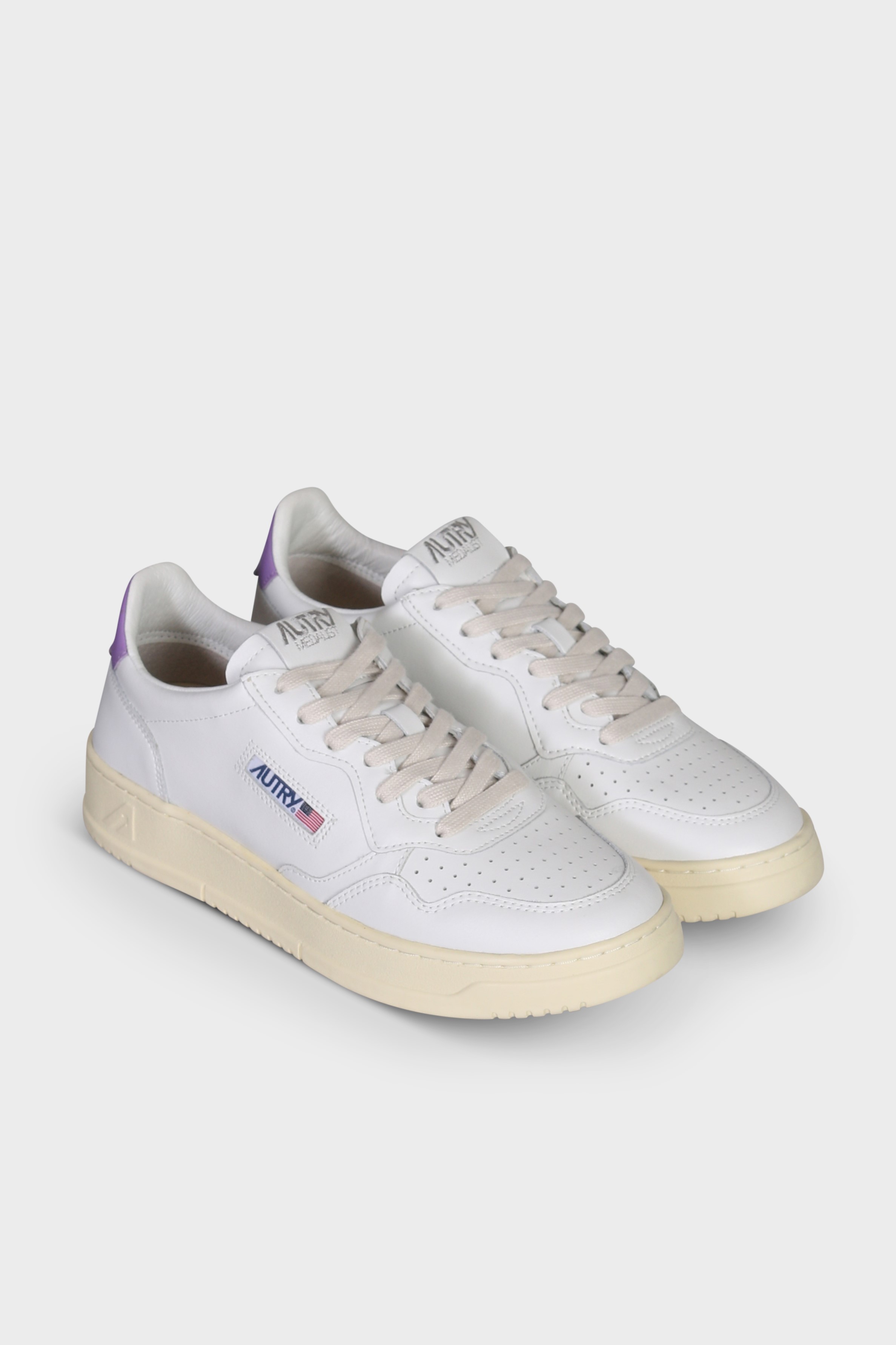 AUTRY ACTION SHOES Medalist Low Sneaker in White/Lavender 35
