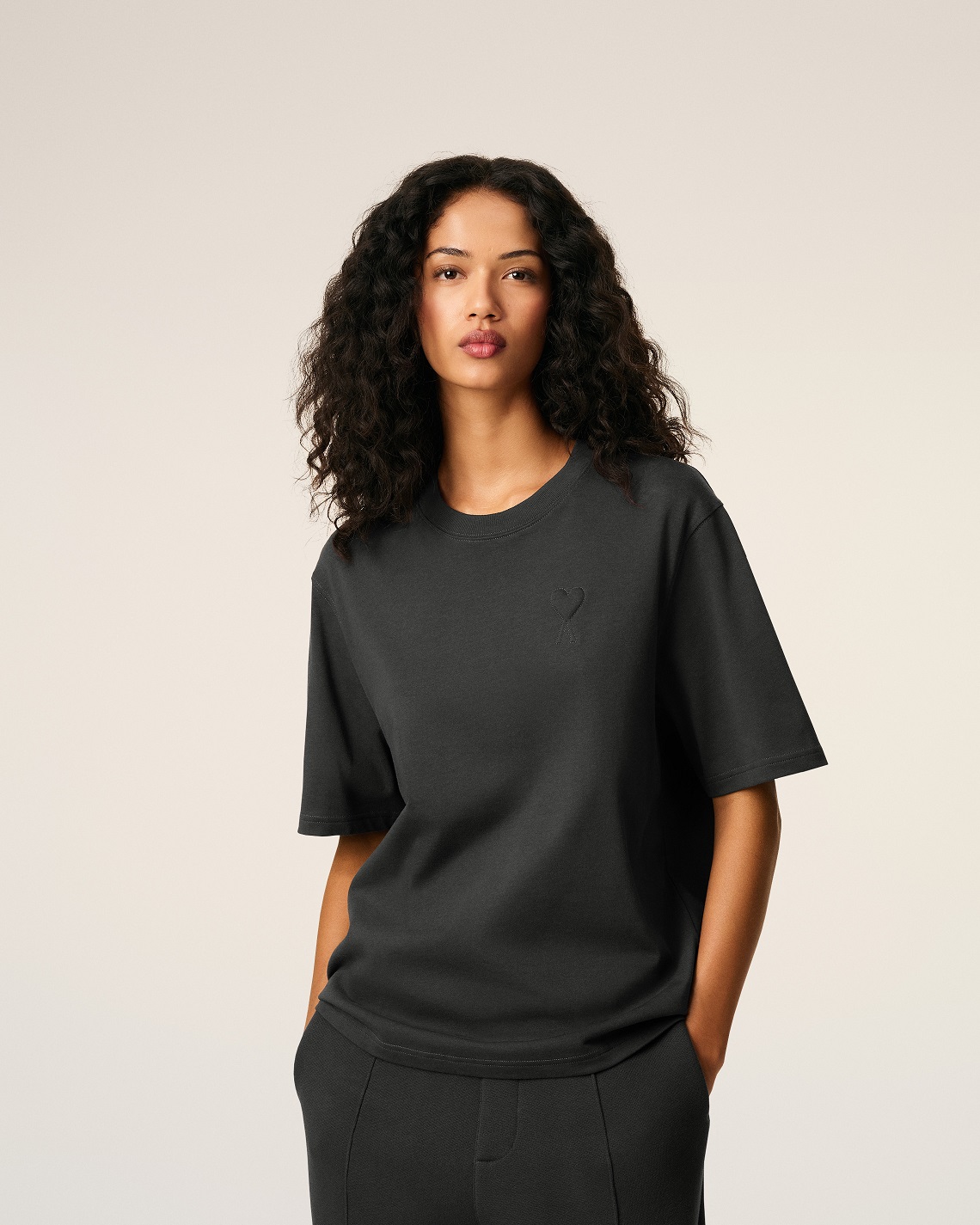 AMI PARIS de Coeur Embossed T-Shirt in Anthracite