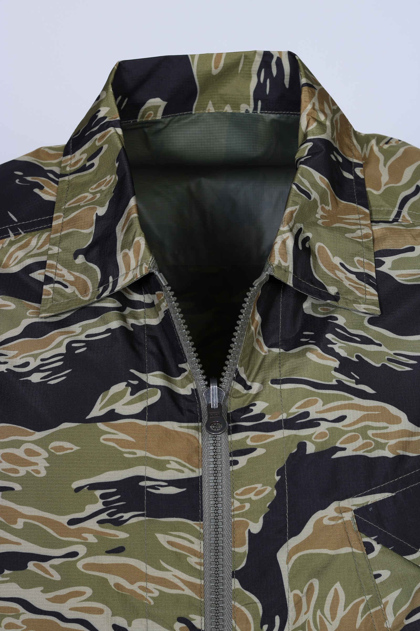 Maharishi Camo Reversible Packaway Shirt Jacket in Tigerstripe Olive M