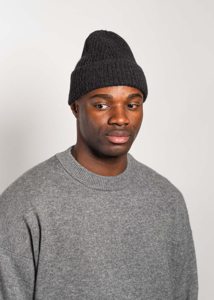 YACAIA Merino/Cashmere Beanie in Black Melange