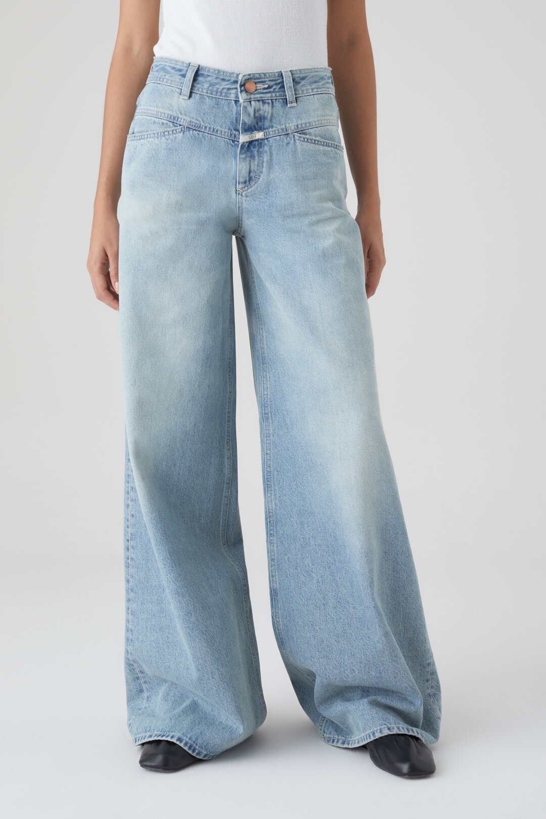 Closed Flared-X Jeans in Light Blue