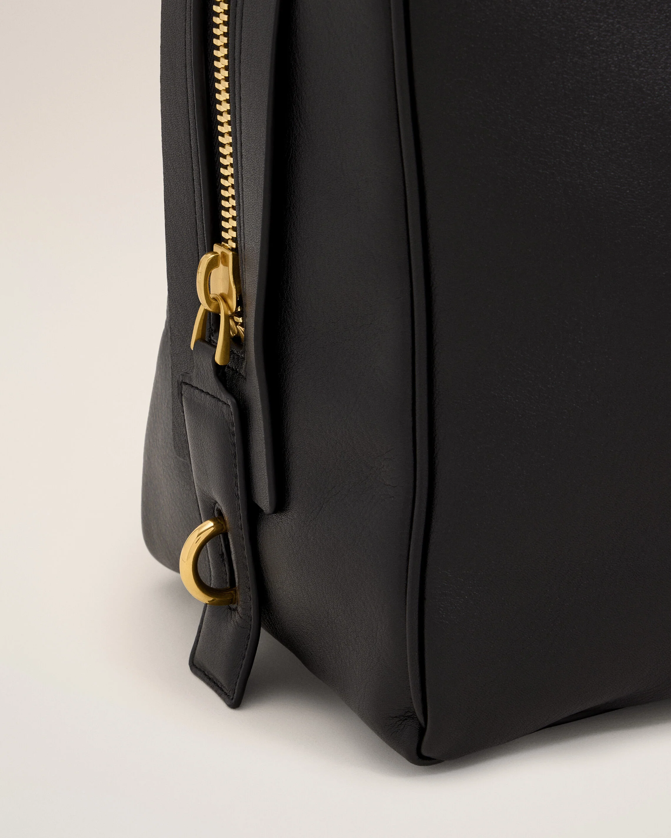 AMI PARIS Georges Bowling Bag in Black