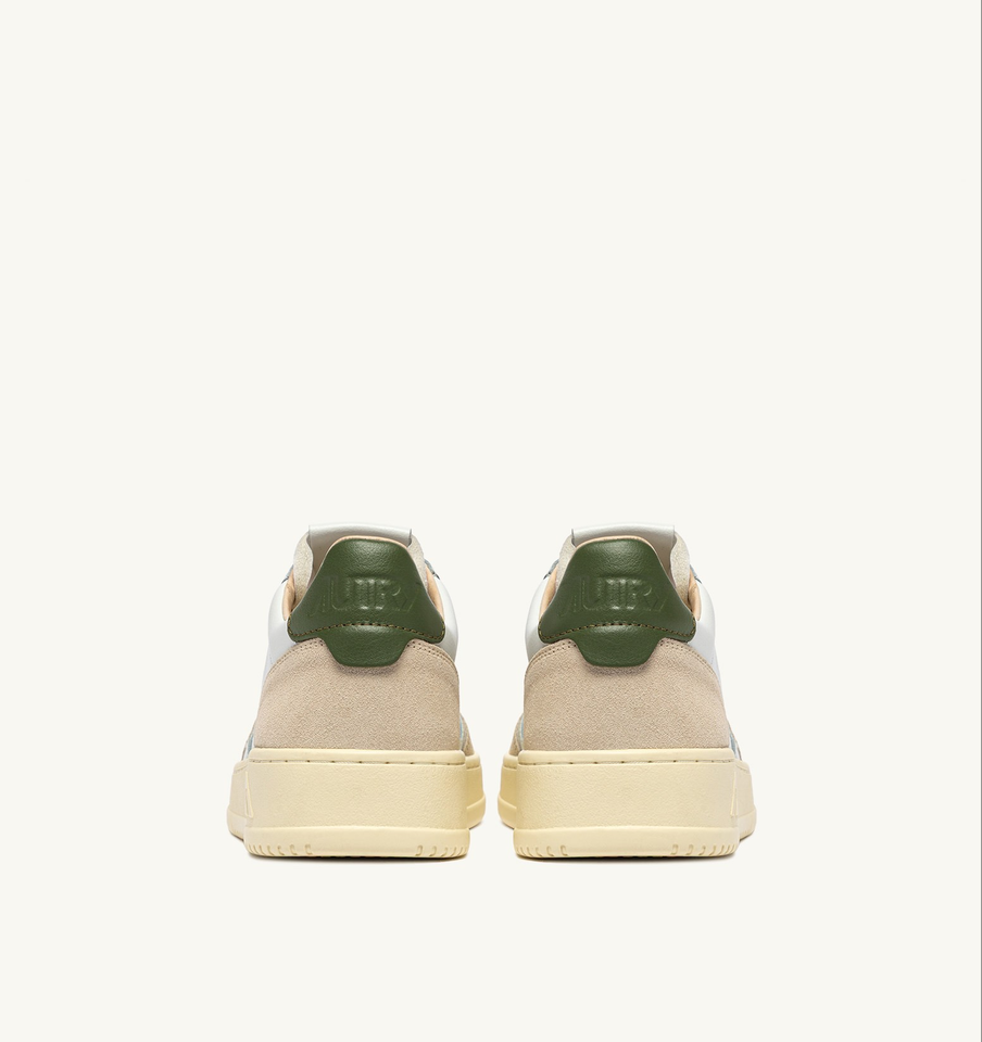 AUTRY ACTION SHOES Medalist Low Sneaker Suede in White / Bronze Green