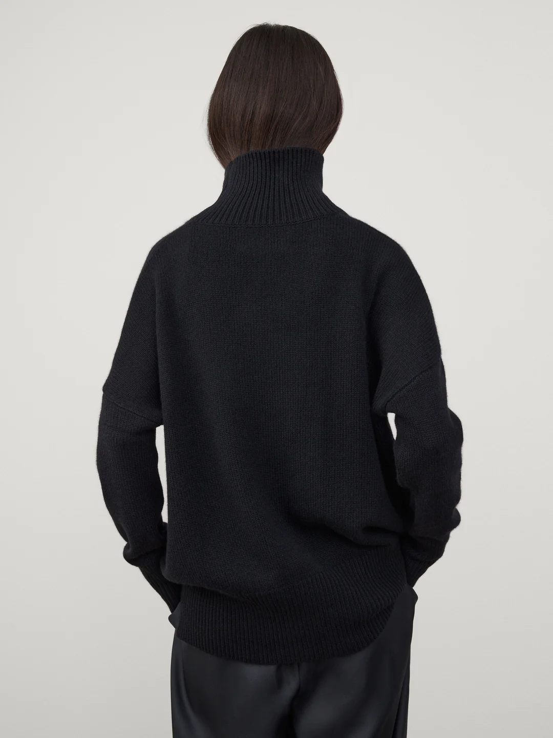 LISA YANG Cashmere Turtleneck in Black