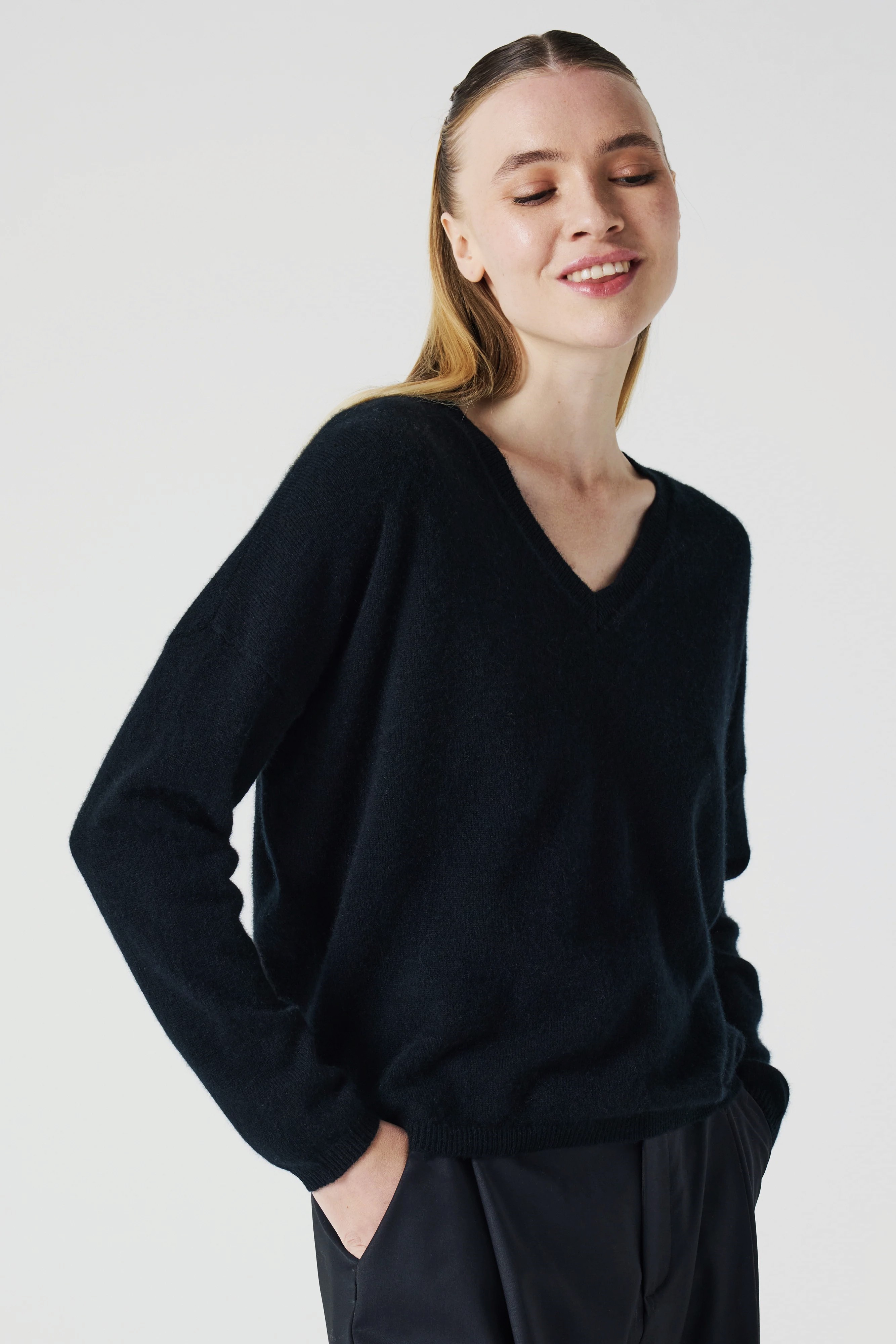 ABSOLUT CASHMERE V-Neck Sweater in Black