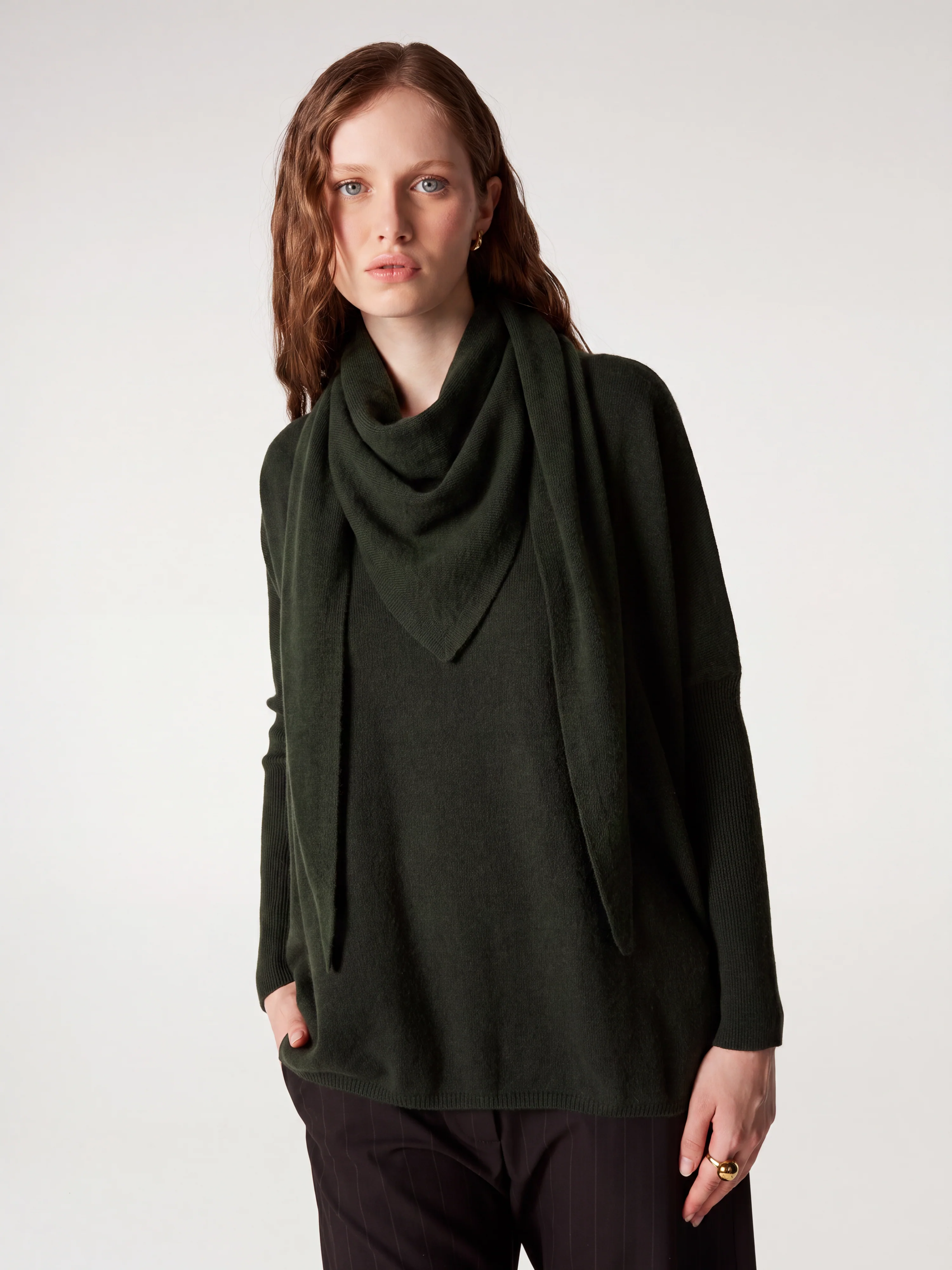 ABSOLUT CASHMERE Triangle Cashmere Scarf in Green