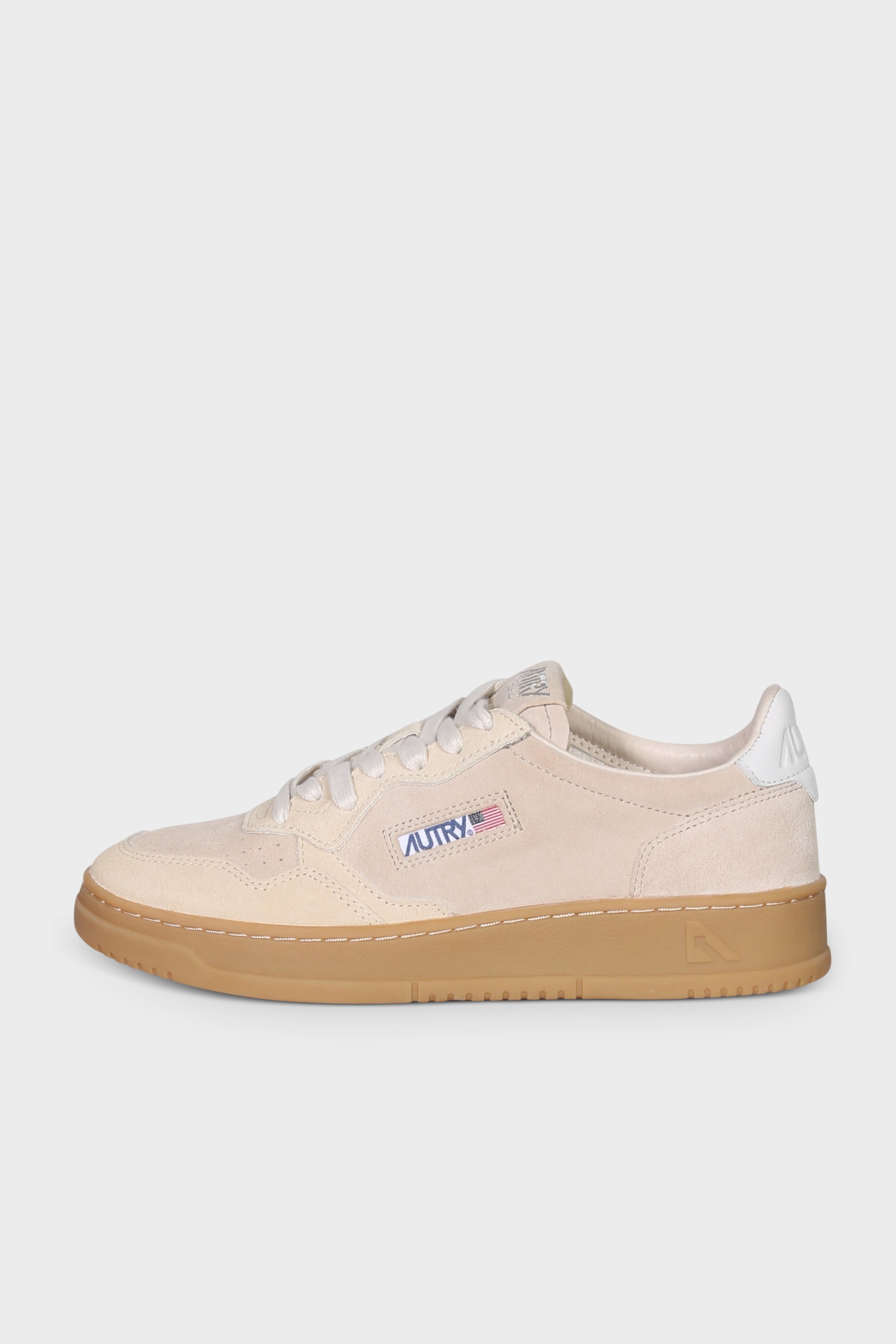 AUTRY ACTION SHOES Medalist Low Sneaker in Suede Sand/Ecru AUTRY ACTION SHOES Medalist Low Sneaker in Suede Sand/Ecru