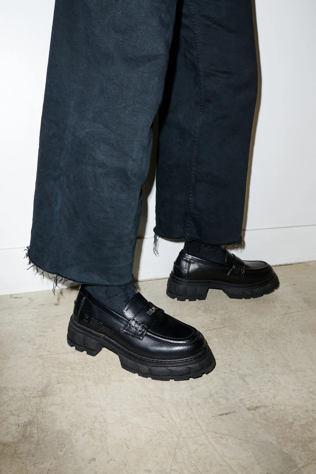 VIRÓN Quantum Loafer in Black Apple 36