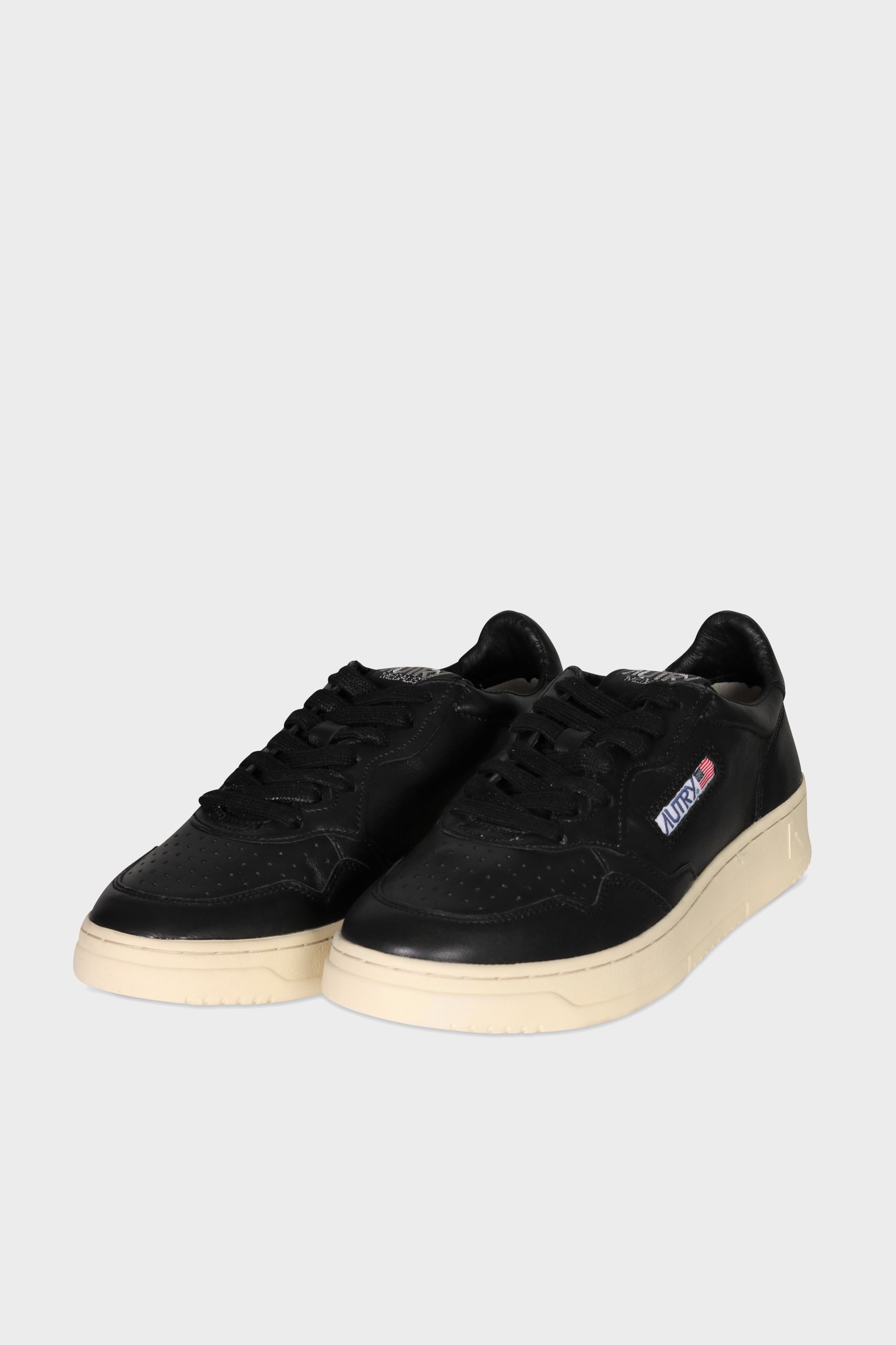 AUTRY ACTION SHOES Medalist Low Sneaker Goat in Black