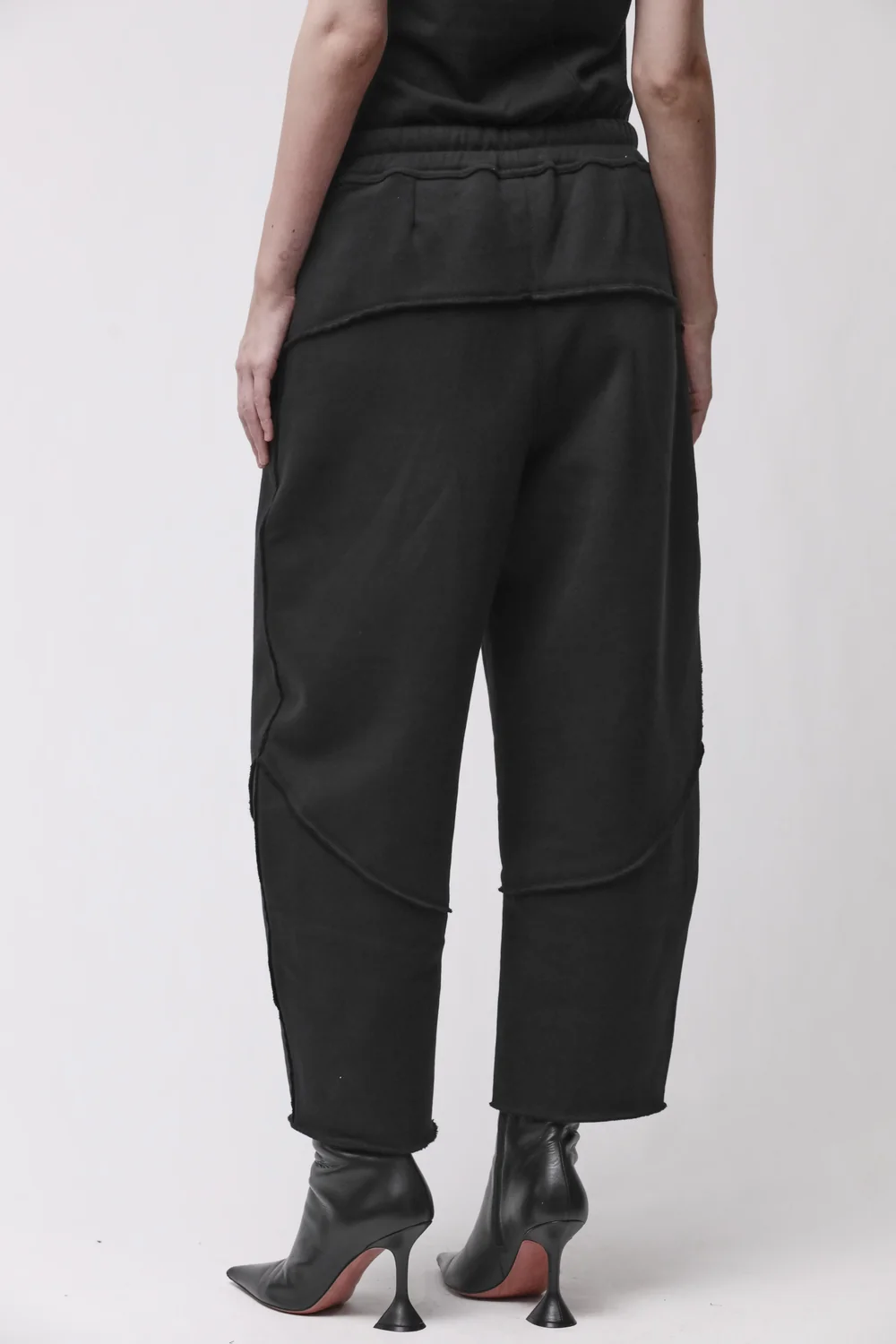 THOM KROM Cropped Barrel Fit Sweatpant in Black
