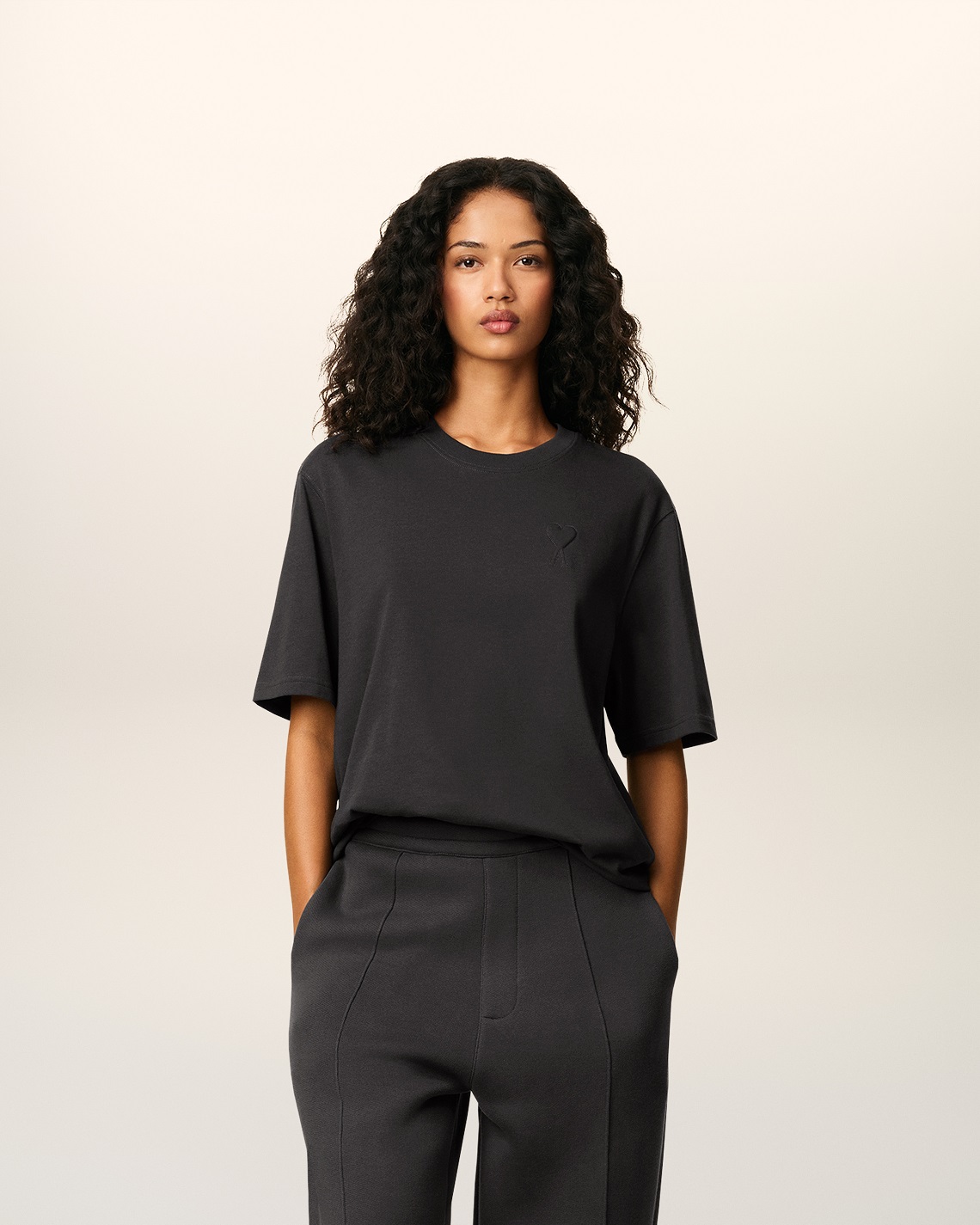 AMI PARIS de Coeur Embossed T-Shirt in Anthracite