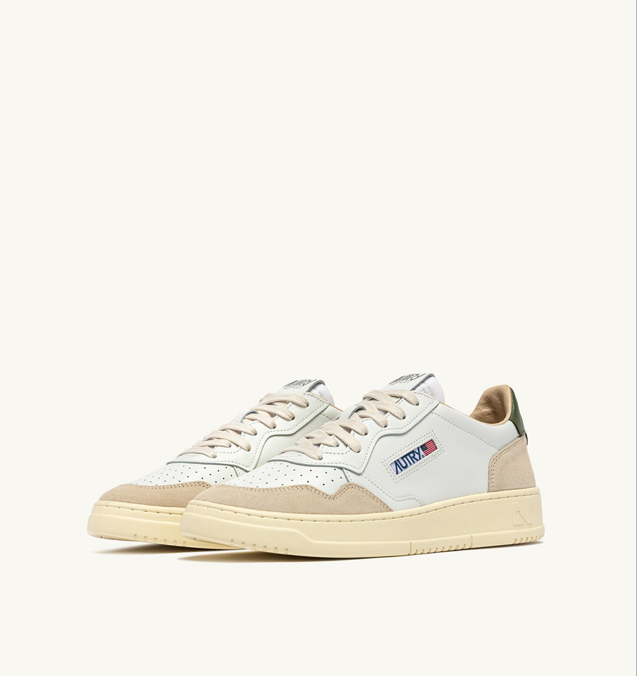 AUTRY ACTION SHOES Medalist Low Sneaker Suede in White / Bronze Green