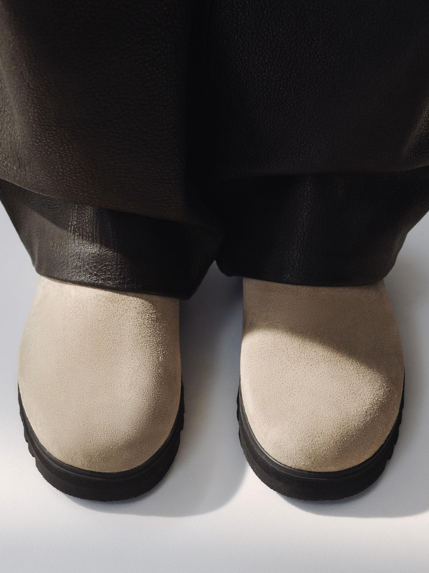 JACQUEMUS Chelsea Boots in Suede Dark Beige