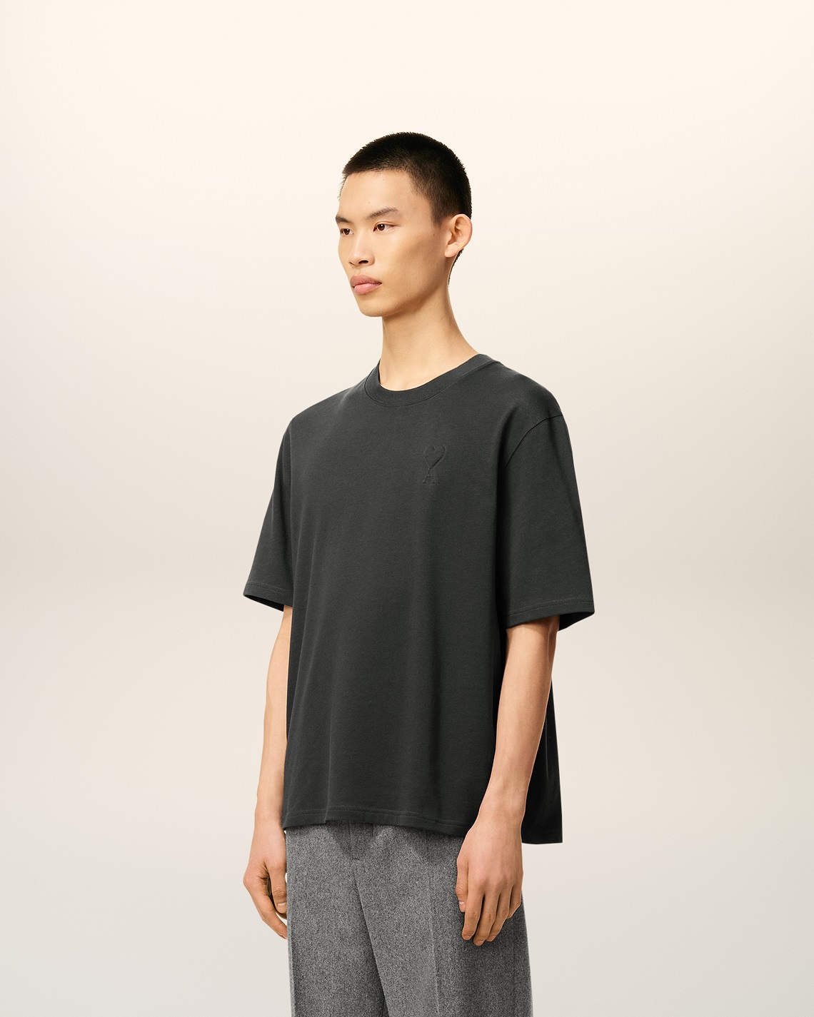 AMI PARIS de Coeur Embossed T-Shirt in Anthracite