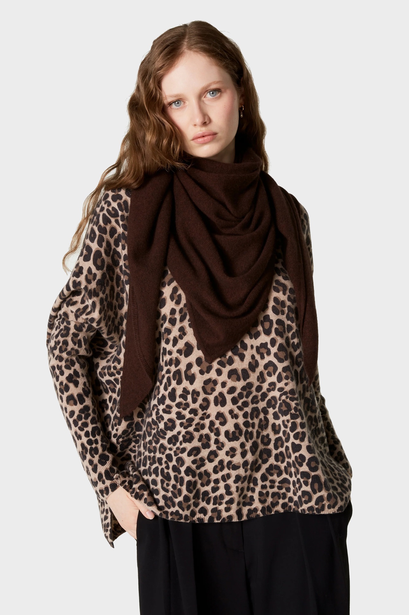 ABSOLUT CASHMERE Triangle Cashmere Scarf in Brown