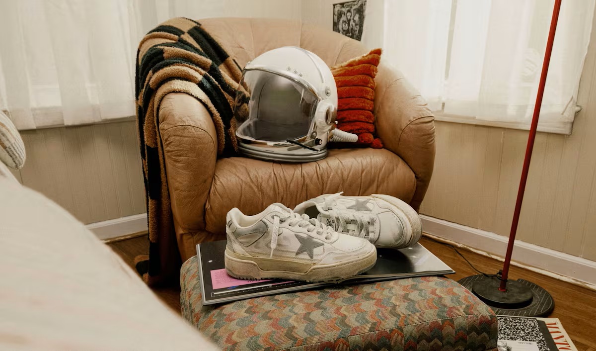 sneaker von golden goose in einem wohnzimmer