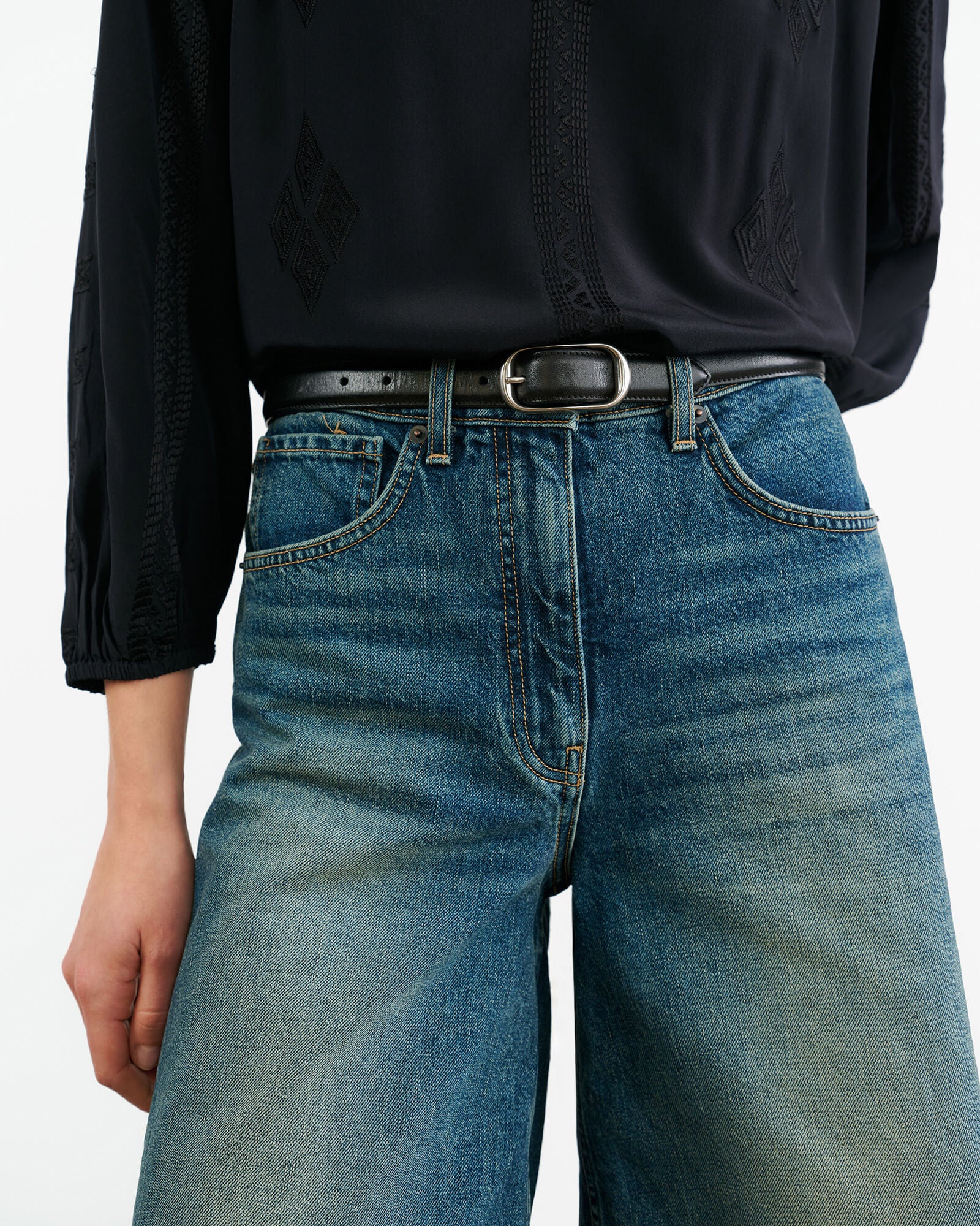 NILI LOTAN Alona Jeans Shorts in Simon Wash NILI LOTAN Alona Jeans Shorts in Simon Wash