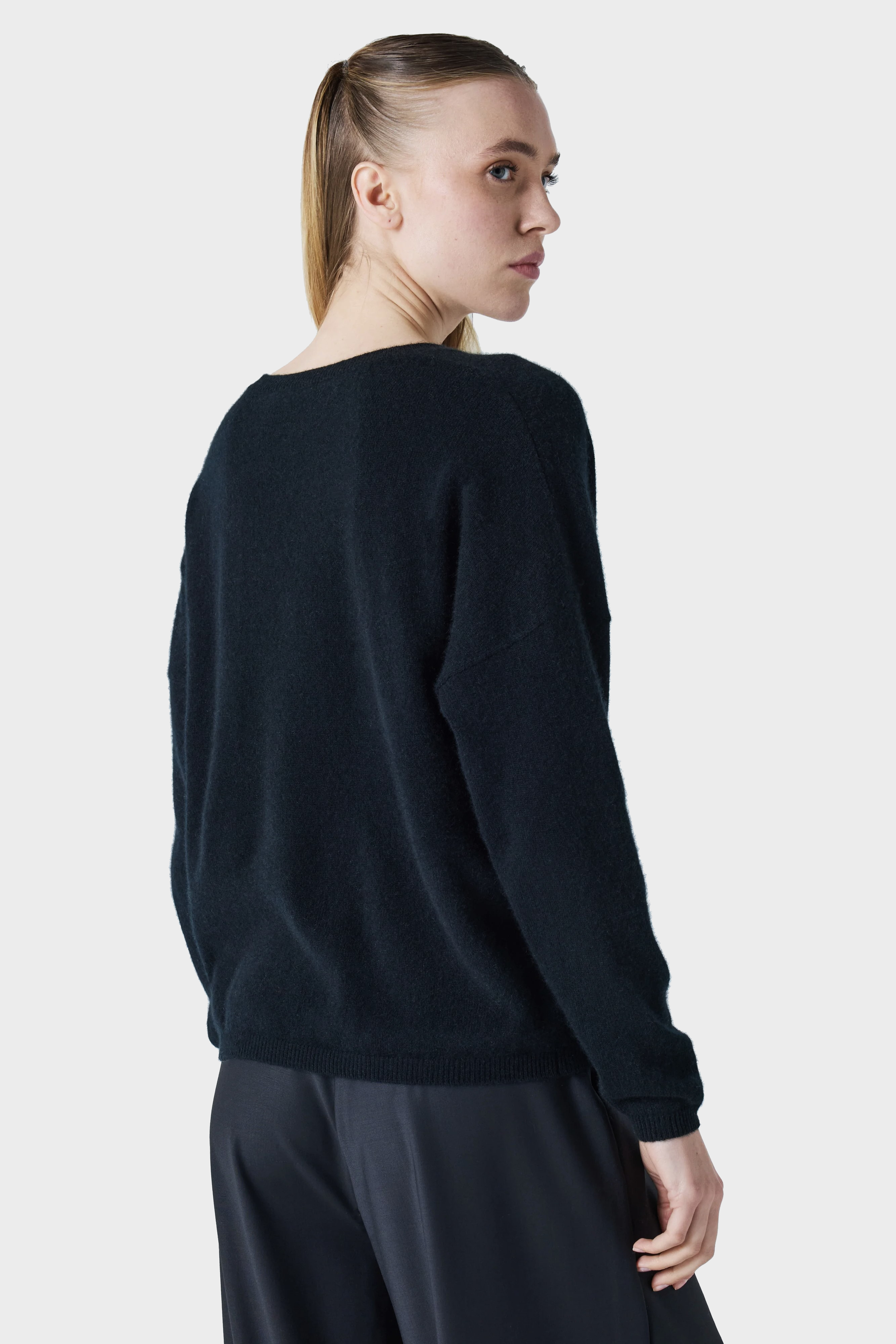ABSOLUT CASHMERE Alicia Sweater in Black