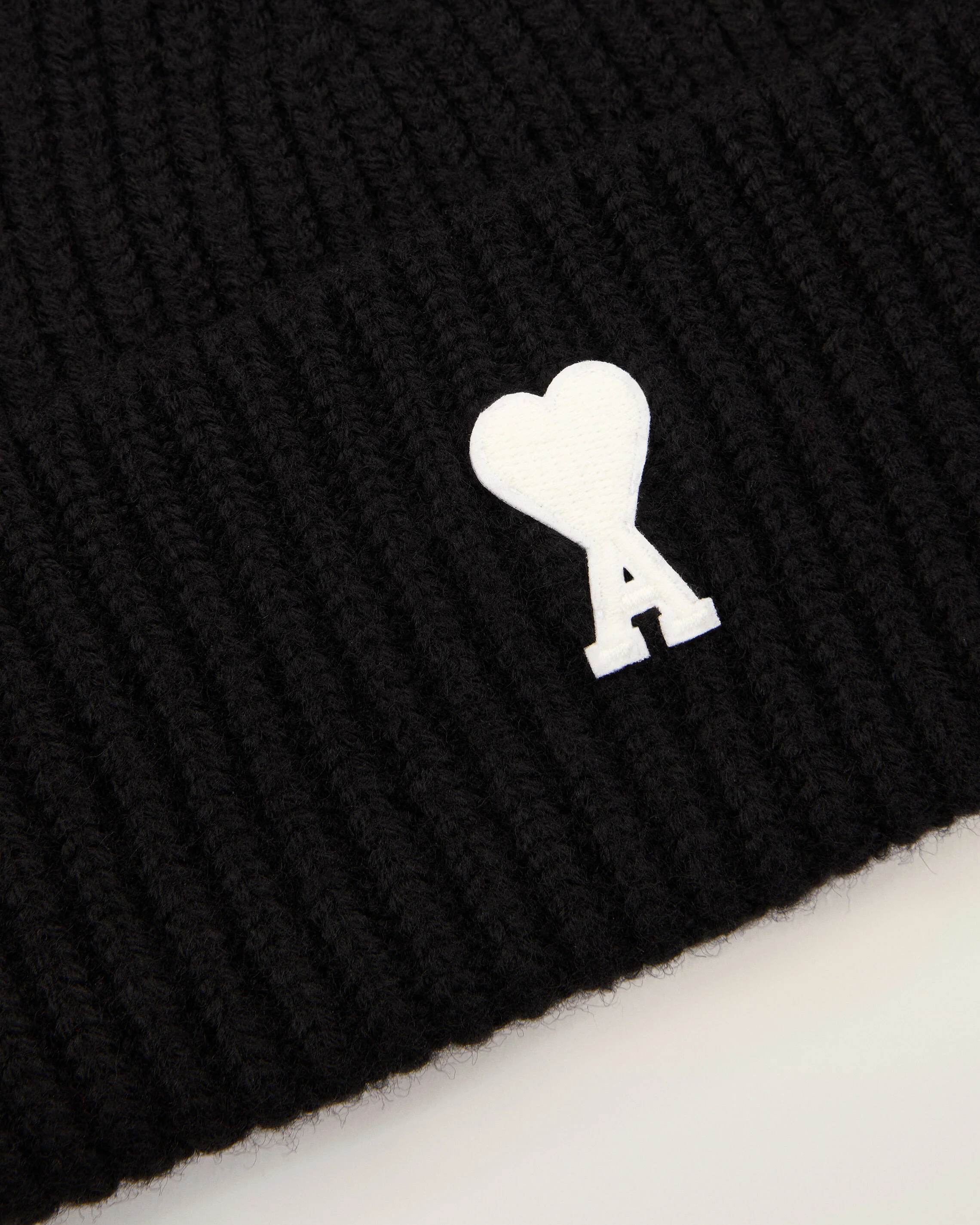 AMI PARIS de Coeur Knit Beanie in Black / White