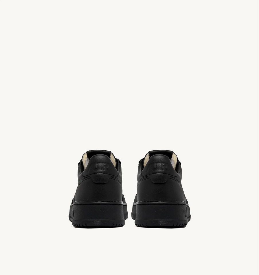 AUTRY ACTION SHOES Medalist Low Sneaker Goat in Black/Black