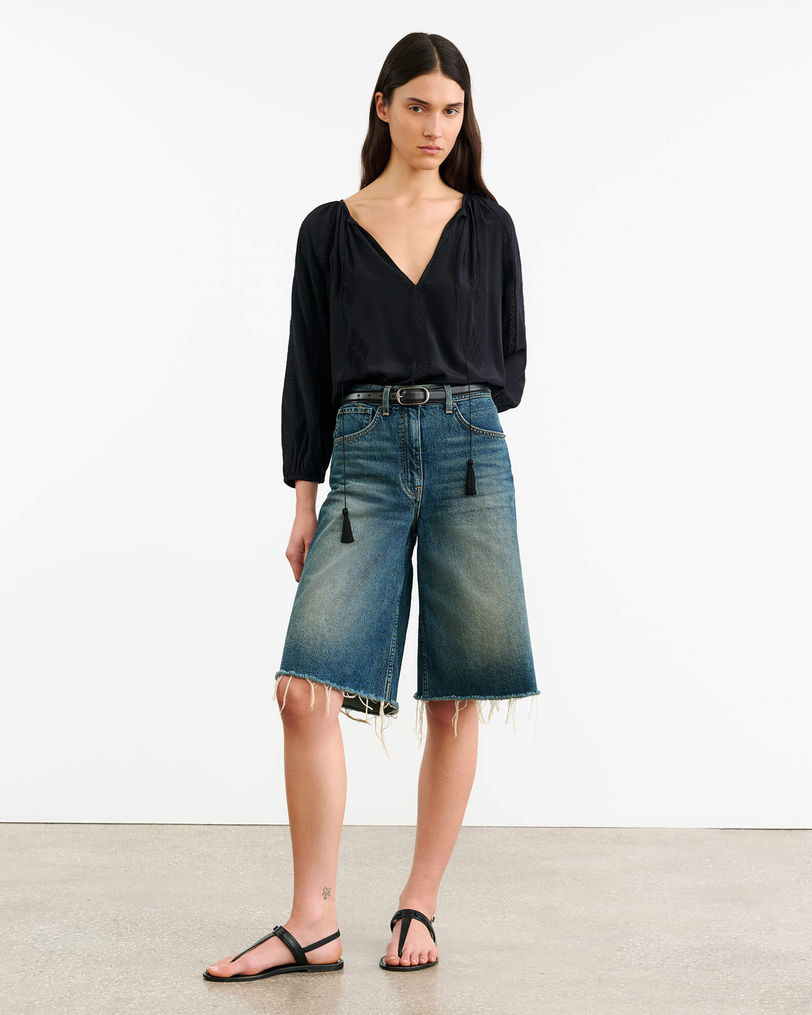 NILI LOTAN Alona Jeans Shorts in Simon Wash NILI LOTAN Alona Jeans Shorts in Simon Wash